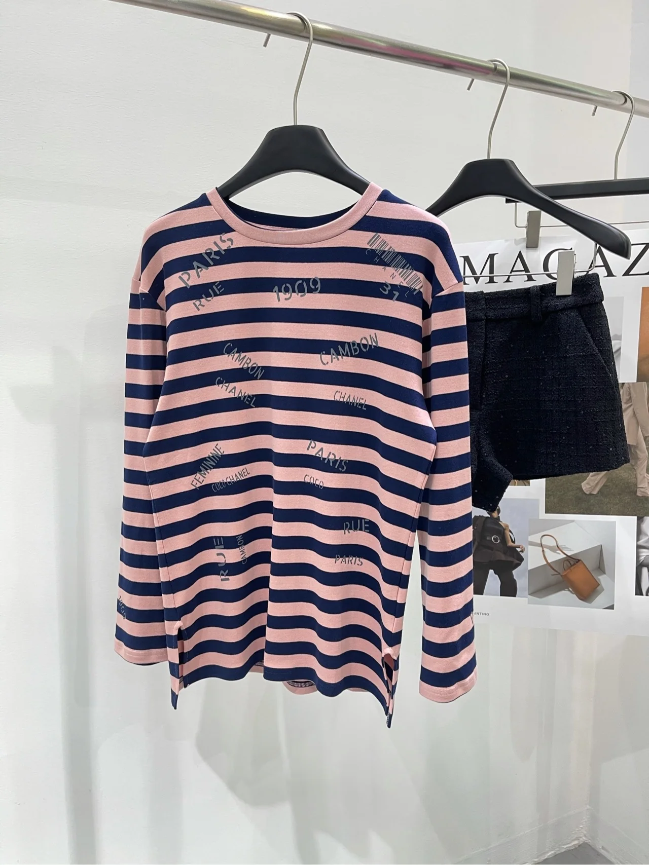 Chanel 2403 - Футболка с длинными рукавами в полоску нежно-голубого цвета с надписью