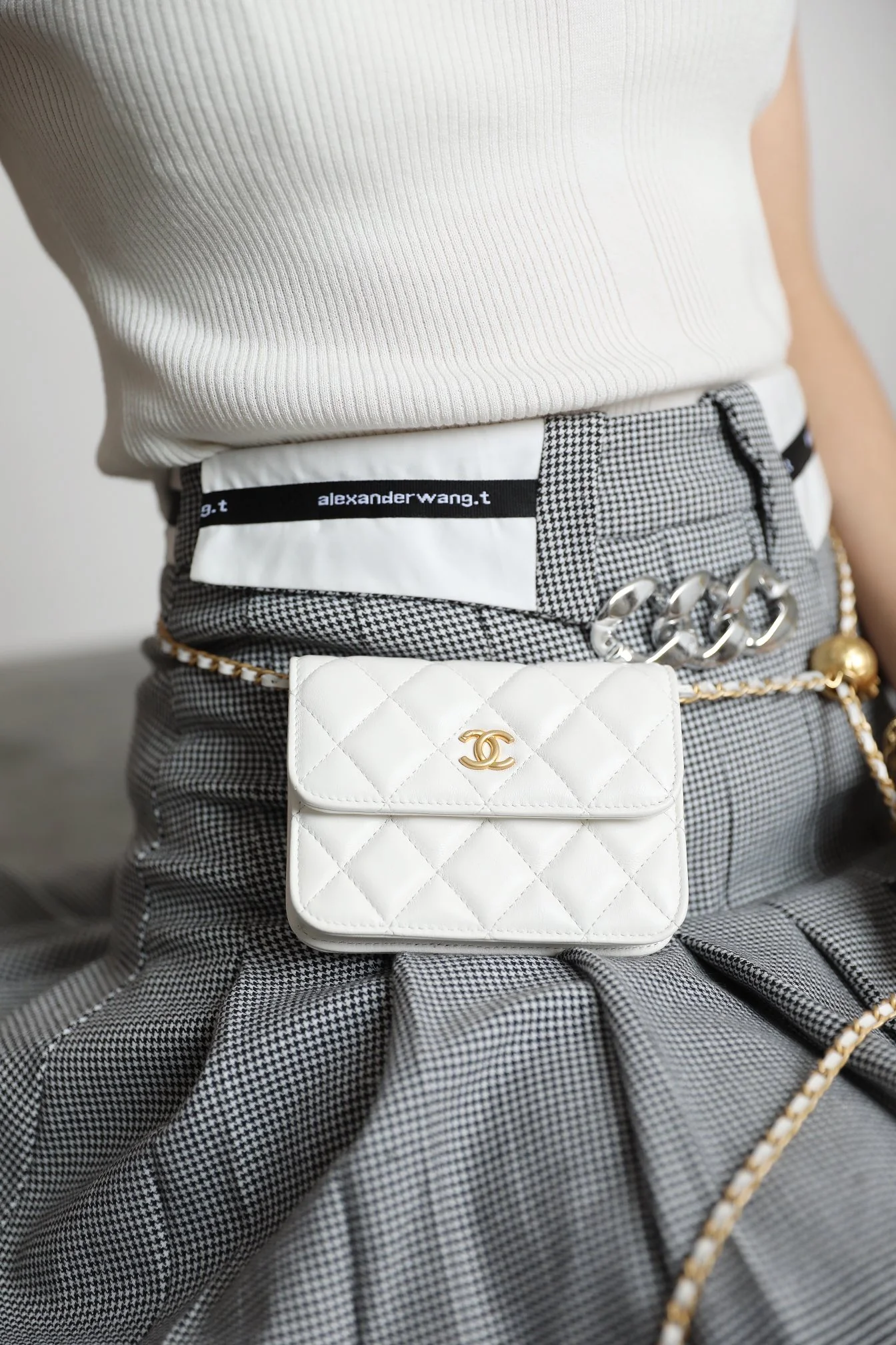 Сумка через плечо Chanel Little Gold Ball из коллекции Little Gold Ball - из овечьей кожи.