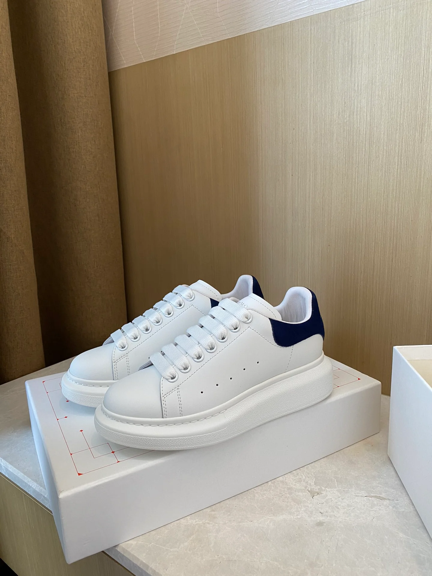 Классические белые кроссовки McQueen с замшевой подошвой и темно-синим каблуком