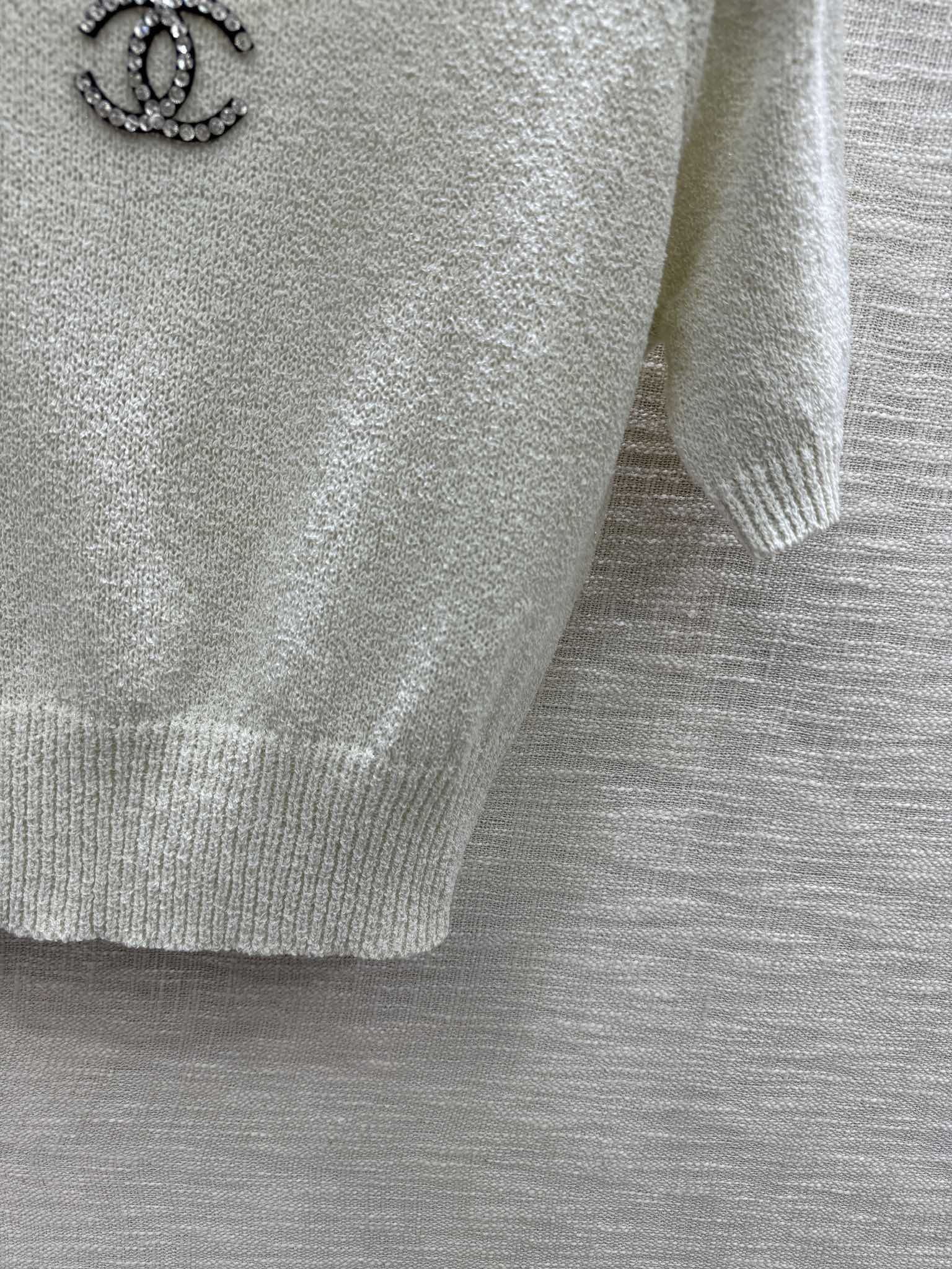 Белая трикотажная футболка Chanel 2403 с коротким рукавом и двойной буквой C.