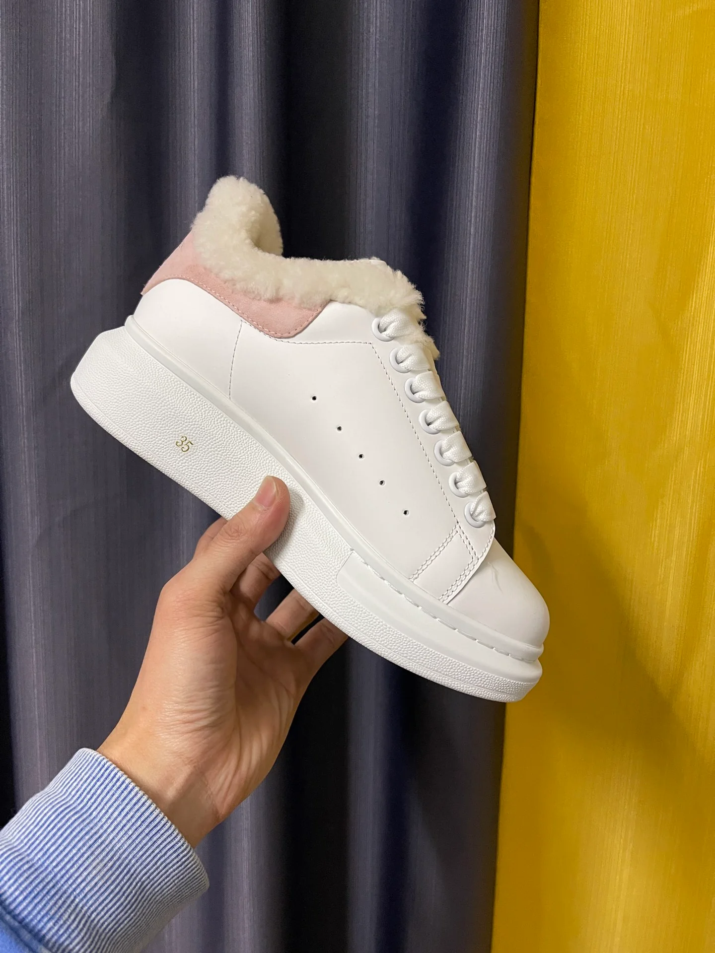 Классические белые кроссовки McQueen - унисекс - розовый флисовый каблук с белым мехом - Премиум-издание