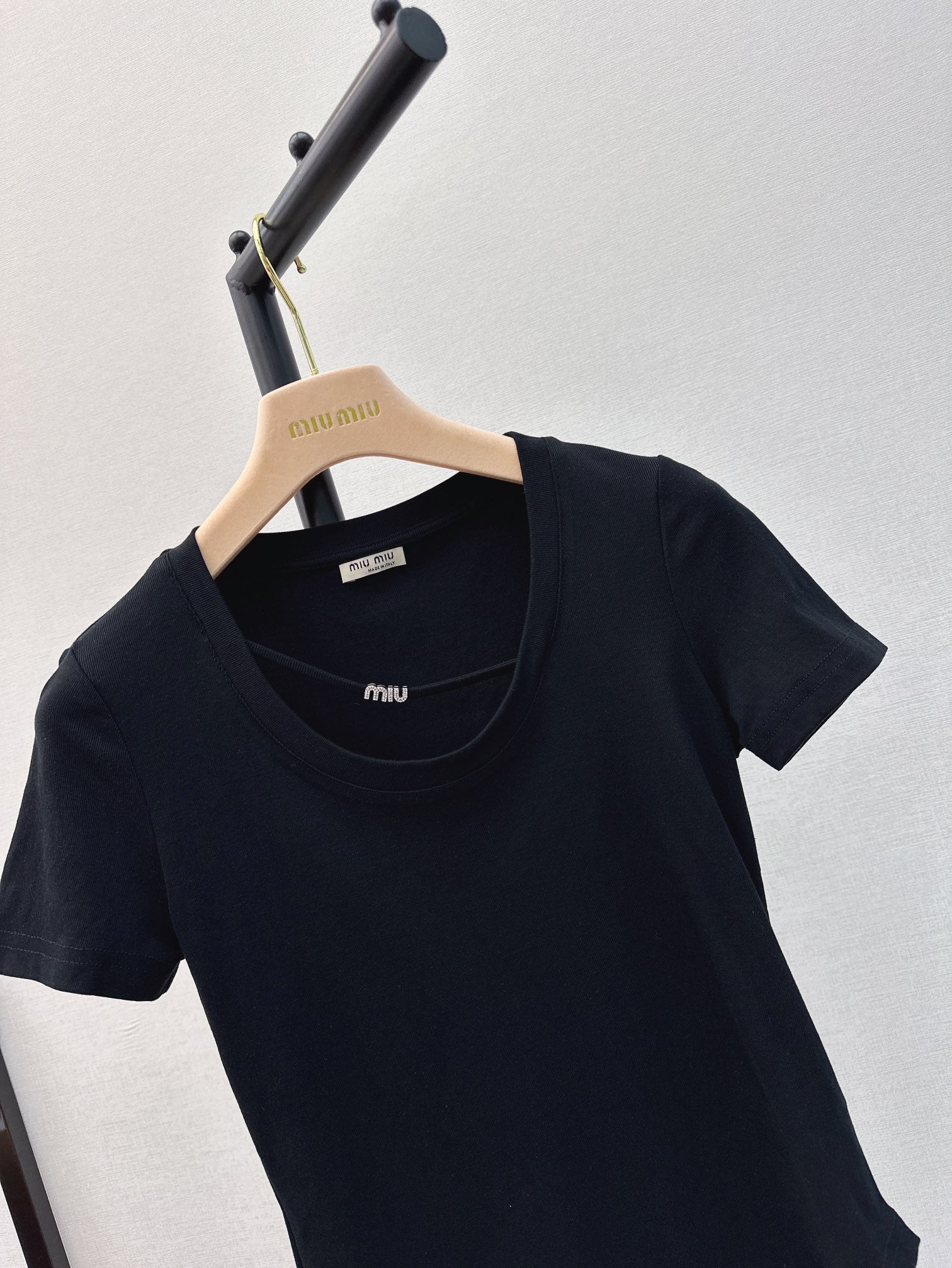 Miu Miu-2404 - Весенне-летняя новинка. Приталенная футболка с U-образным вырезом, черная.
