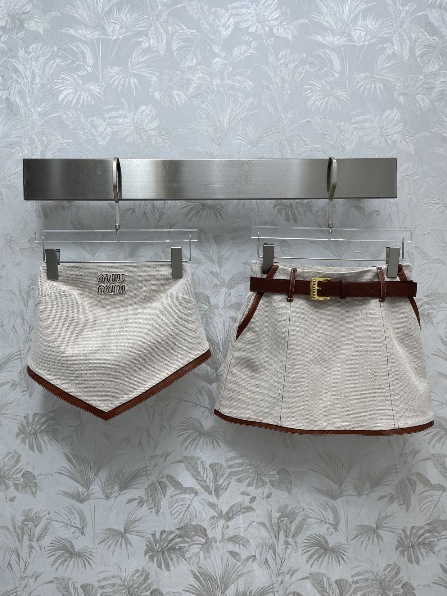 Miu Miu - Коллекция жилетов из лоскутков с вышитым логотипом, весна/лето 2404-24