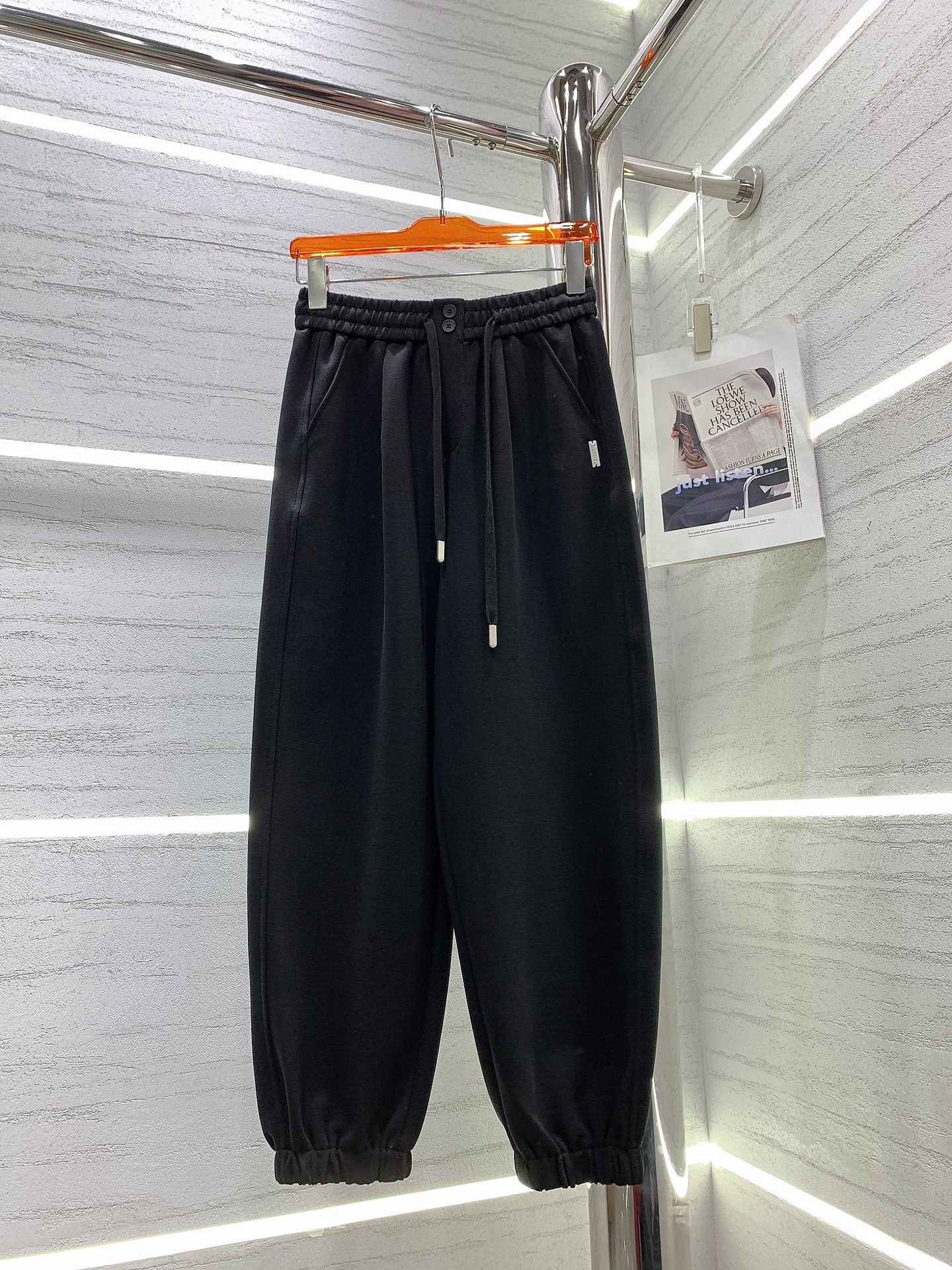 Новые спортивные брюки Chanel 2403 с двойной пуговицей и этикеткой.