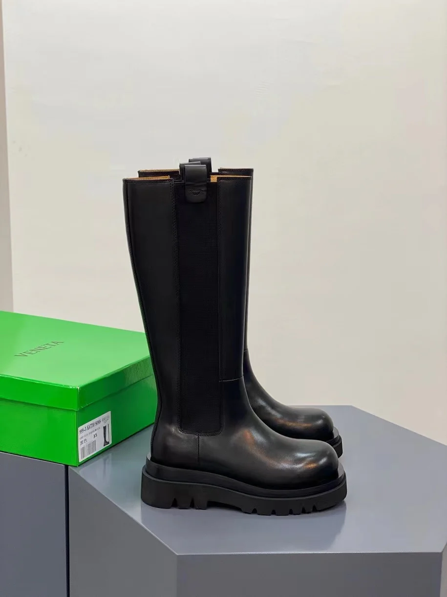 Новинка сезона осень/зима 2022 от BV - высокие сапоги с закругленным носком - модель с боковой застежкой.