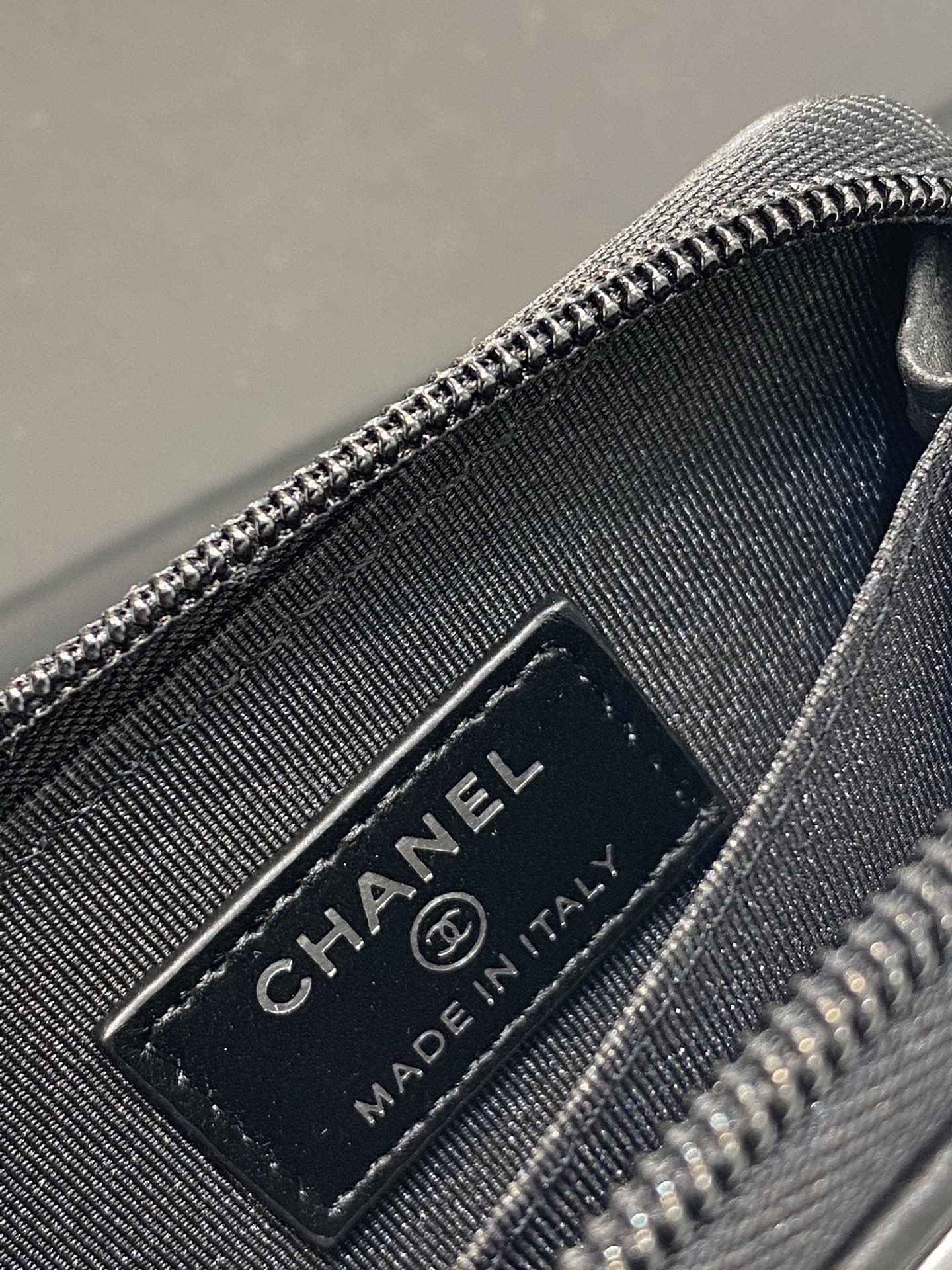 Классический кошелек для монет Chanel Le Boy на молнии - античное серебро