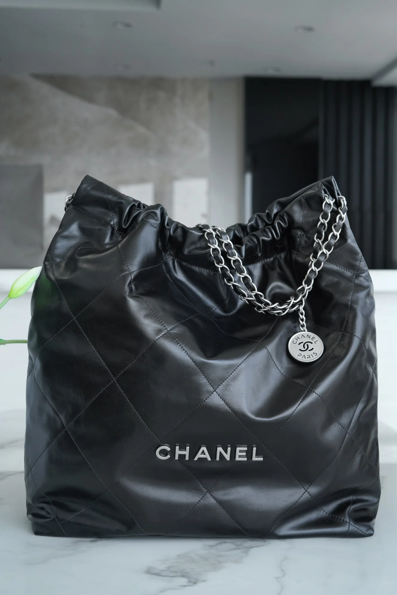 Сумка Chanel No. 22 — большой размер, чёрно-серебристый цвет — конструкция с двойными С-образными жалюзи.