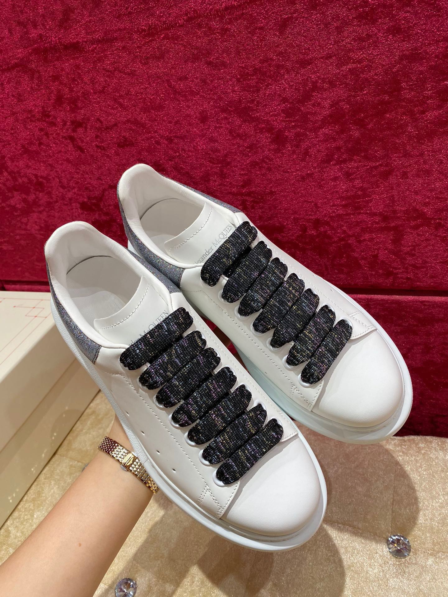 Классические белые кроссовки McQueen с серым каблуком