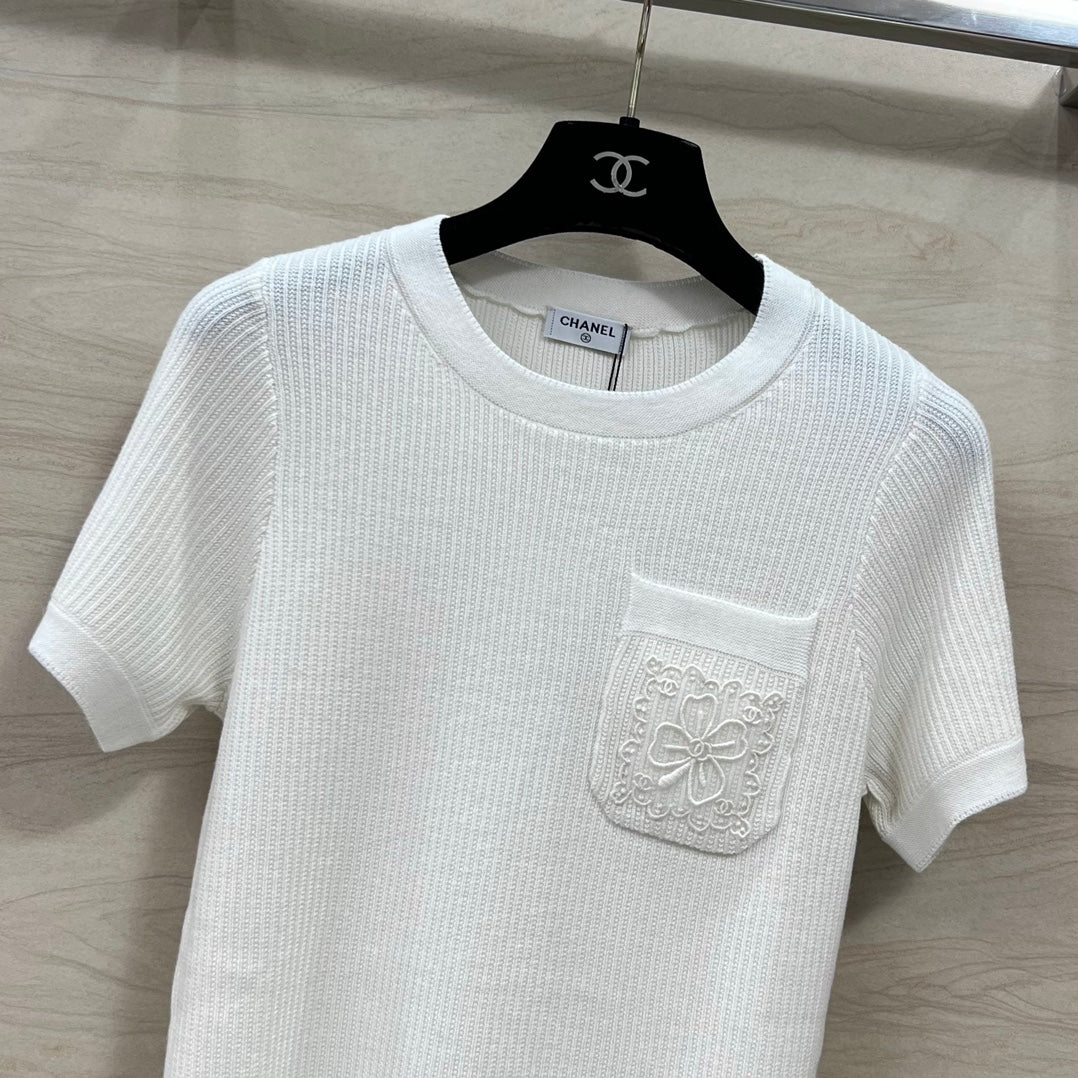 Chanel 2403 - Белый вязаный топ с короткими рукавами и вышивкой в ??виде четырехлистного клевера в кармане