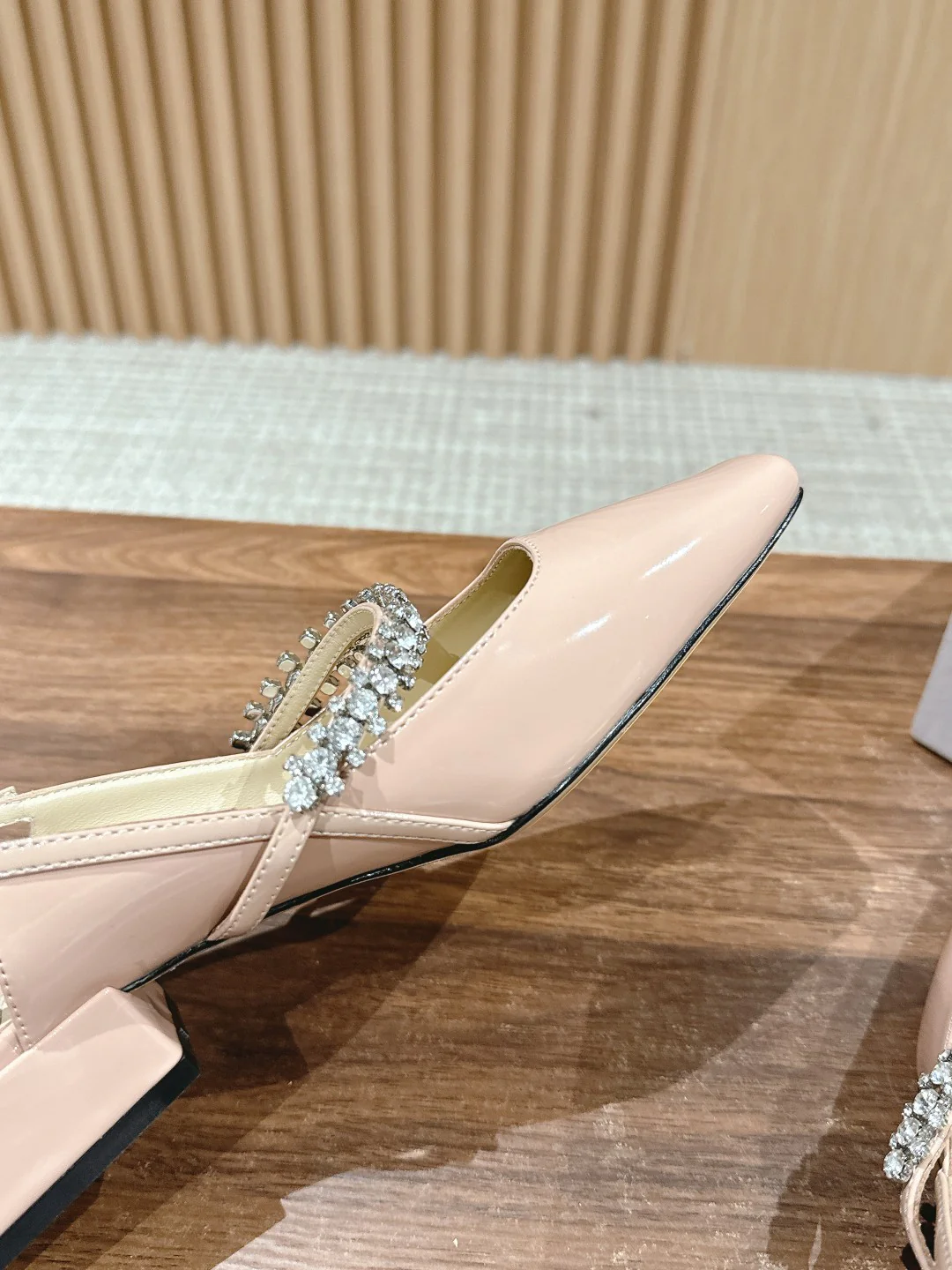 Сандалии Jimmy Mary Jane с цепочкой из кристаллов на пятке - розовые