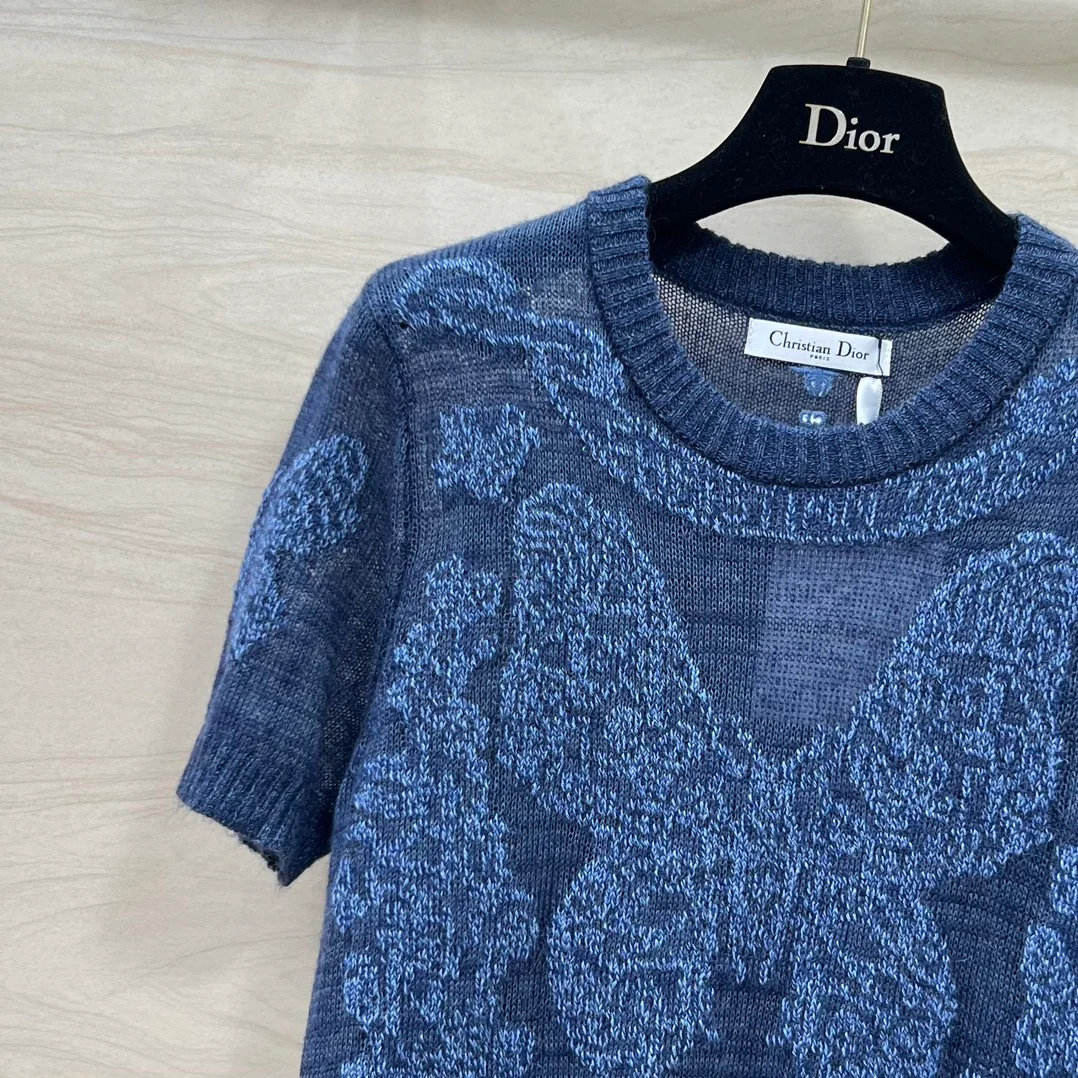 Dior - 2403-24 Новинка ранней весны. Топ с коротким рукавом из кашемира с вышивкой в ??виде бабочек и цветочных мотивов - синий.