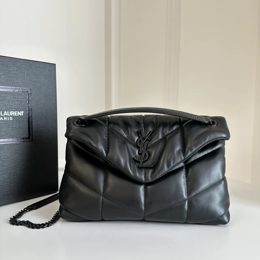 Пуховая сумка YSL Loulou Puffer 29 см из стеганой овечьей кожи цвета ?облако? — черная с черной пряжкой.