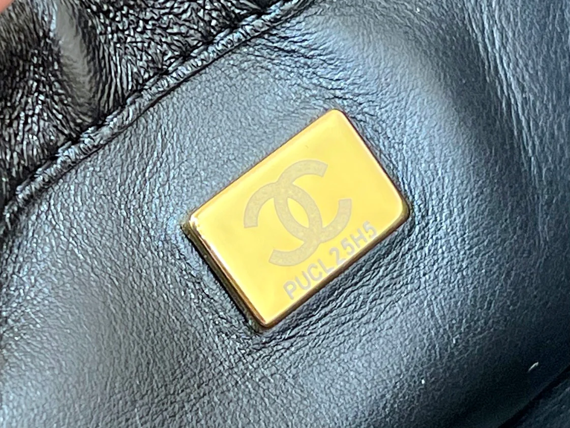 Коллекция Chanel 2022 Métiers d'Art — Сумка-гармошка на массивной цепочке — Мини