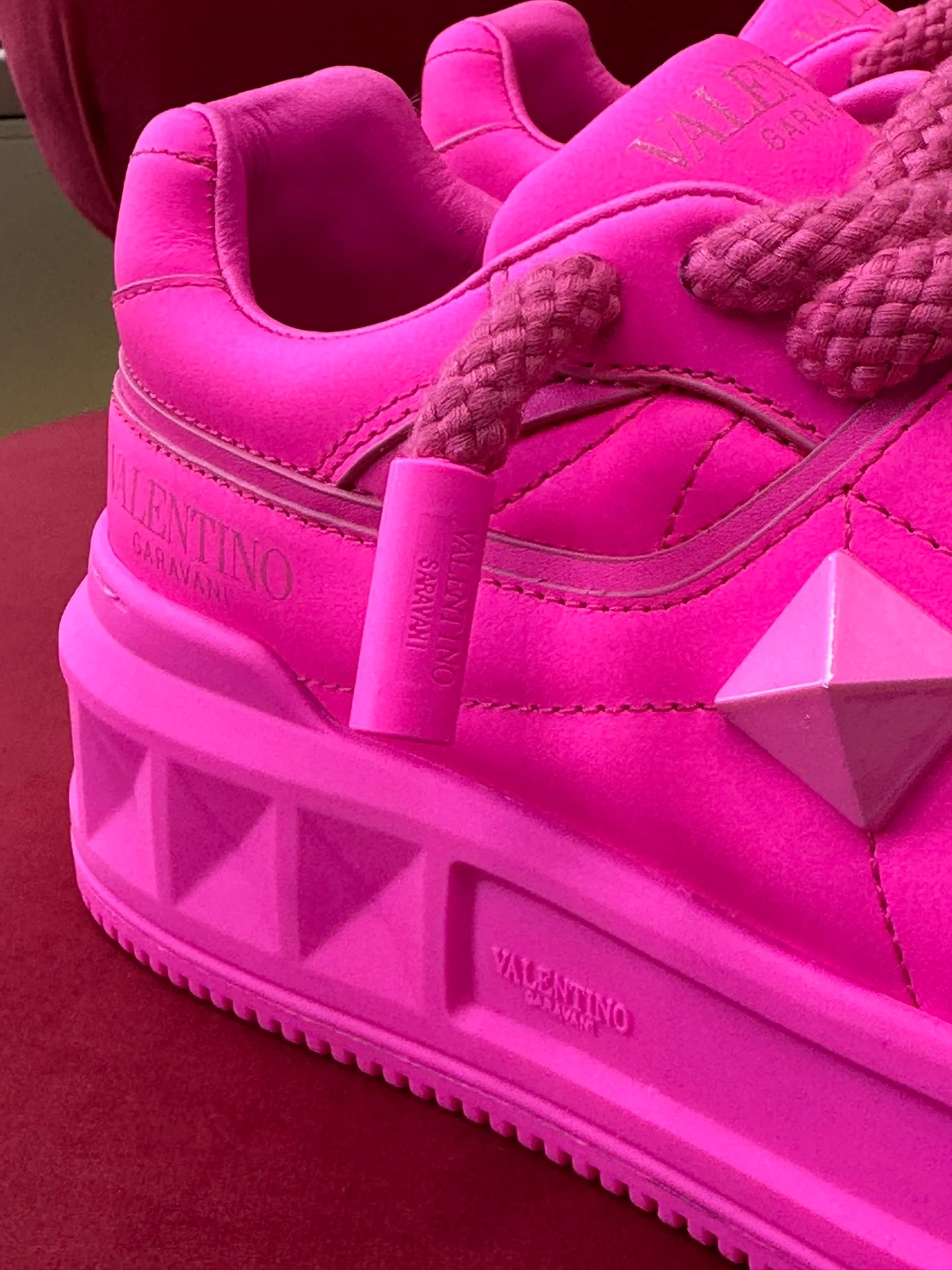 Новинка лета 2023 от Valentino - Кроссовки на платформе из телячьей кожи - Парные - 6 см - Розовые
