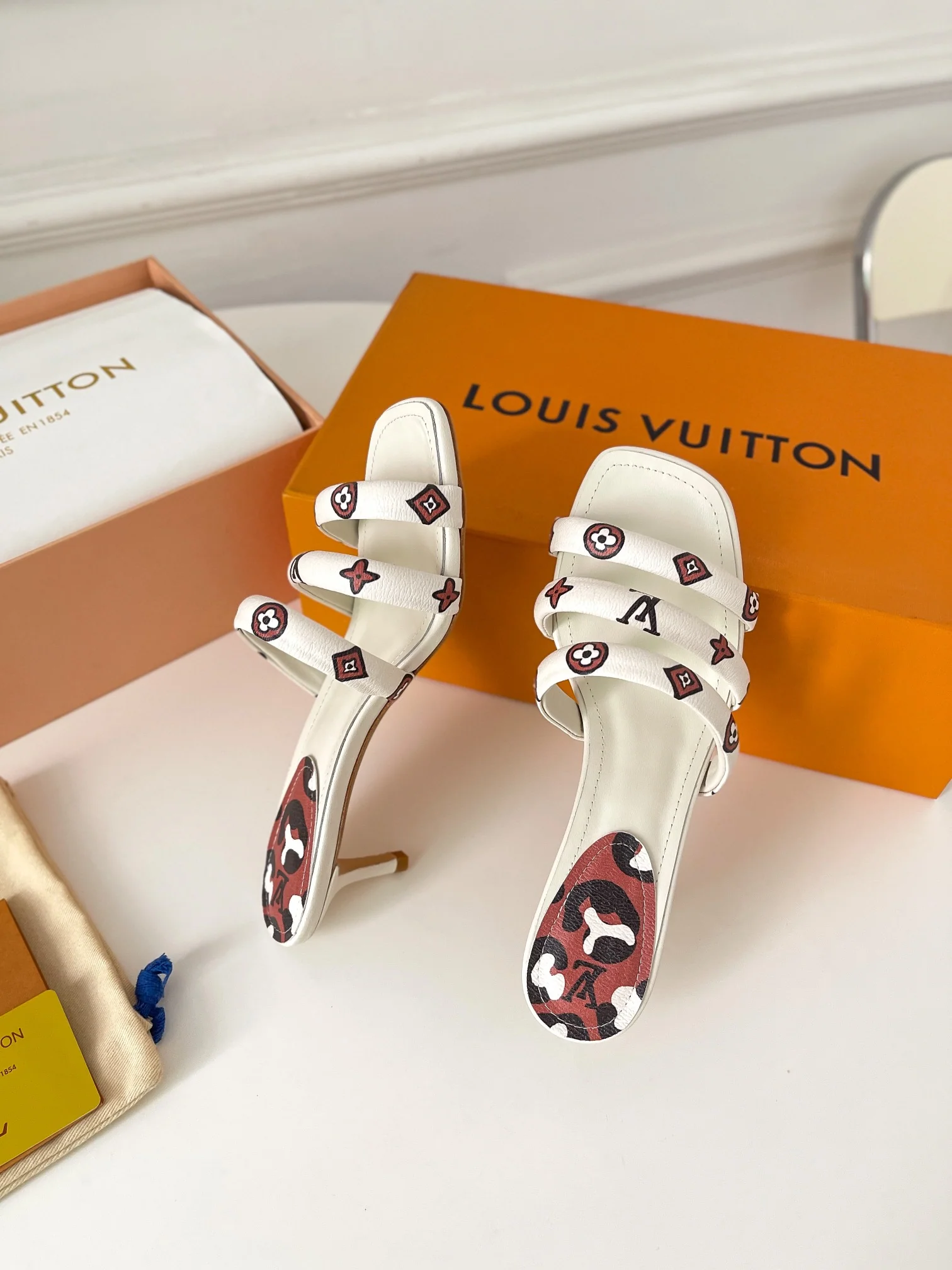 Сандалии LV на низком каблуке