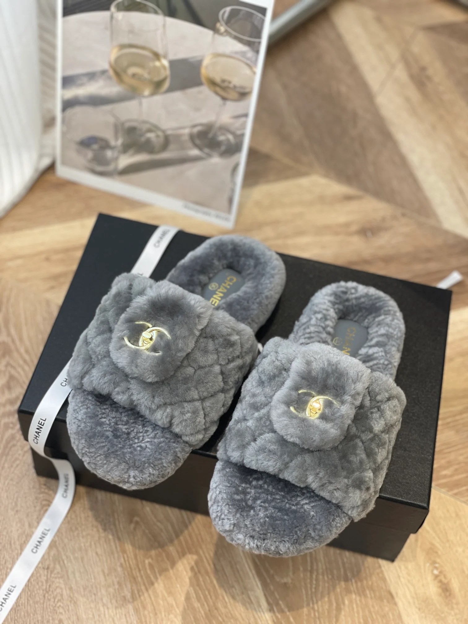 Новинка сезона осень/зима 2022 от Chanel - Тапочки из овечьей шерсти - Серые