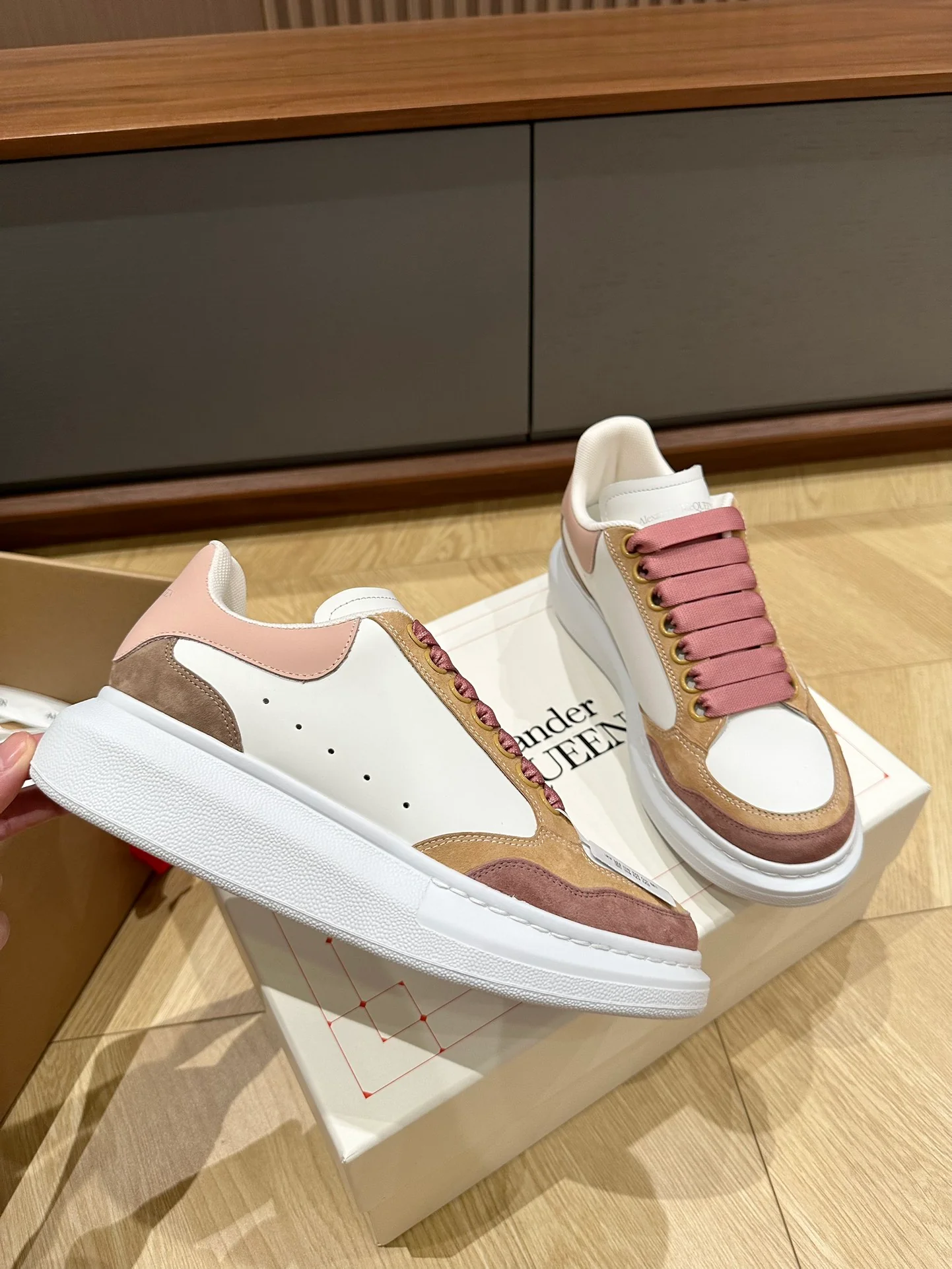 McQueen - Белые кроссовки с вставками из телячьей кожи и замши - Унисекс - Розовые