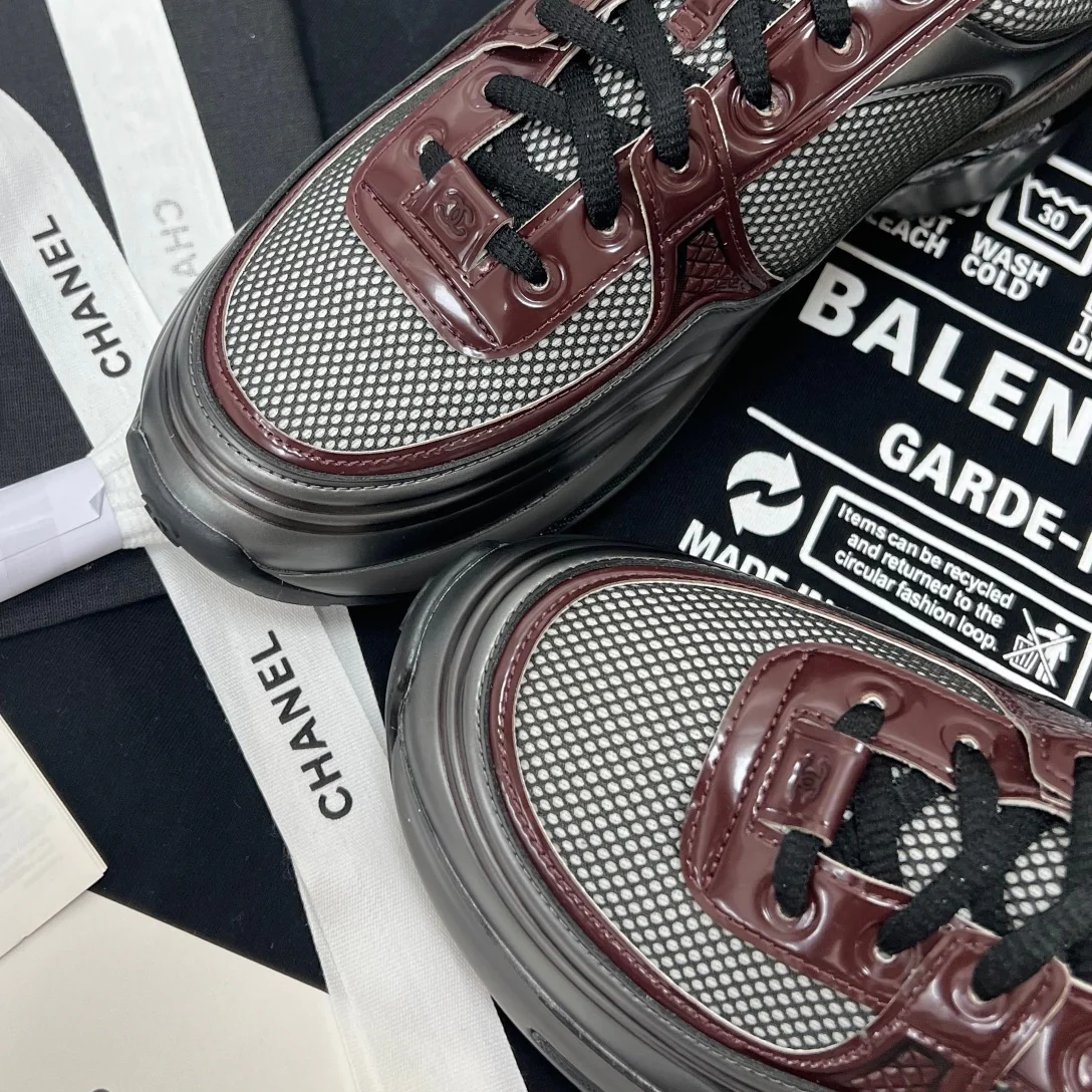 Круизная коллекция Chanel 2023 — Подиумная коллекция — Кроссовки — Черно-красные