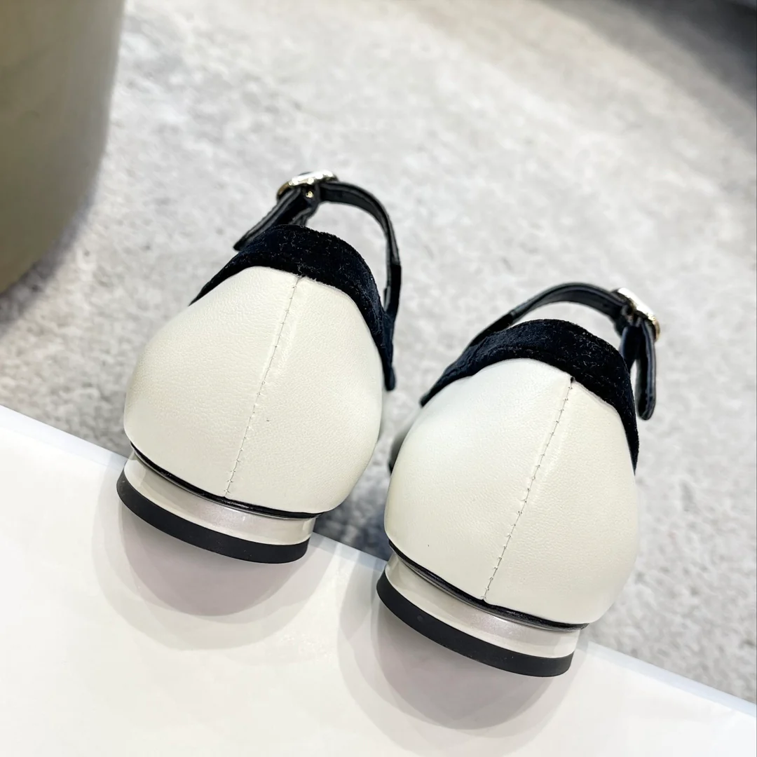 Новинка весны 2023 года от Chanel — туфли-мэри-джейн с острым носком.