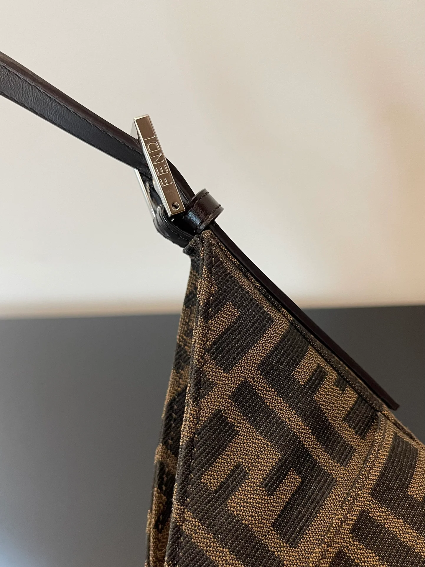 Винтажная сумка Fendi Monogram с серебряной пряжкой через плечо