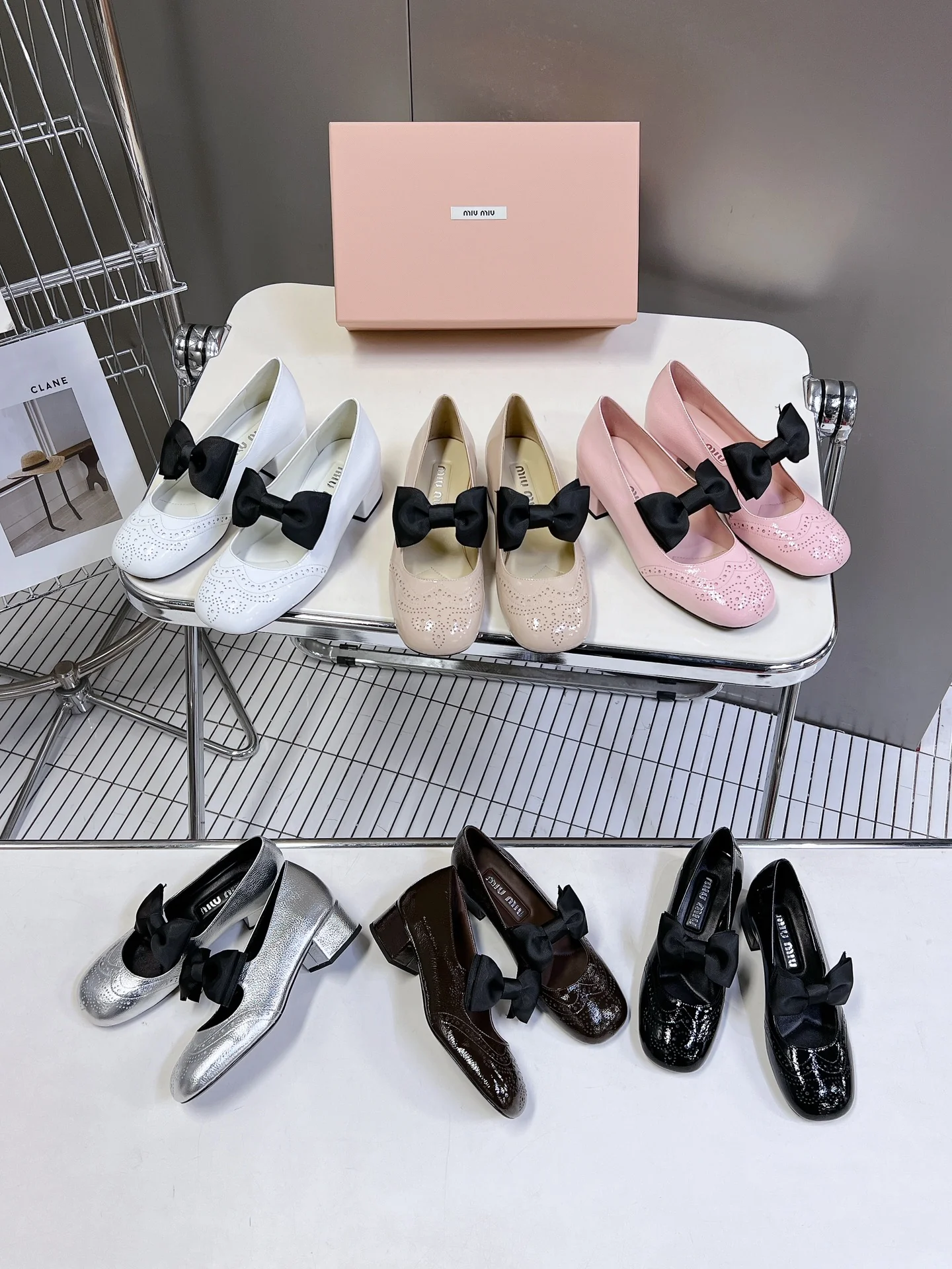 Miu Miu - Классические туфли Мэри Джейн с бантом - Изображение из коллекции