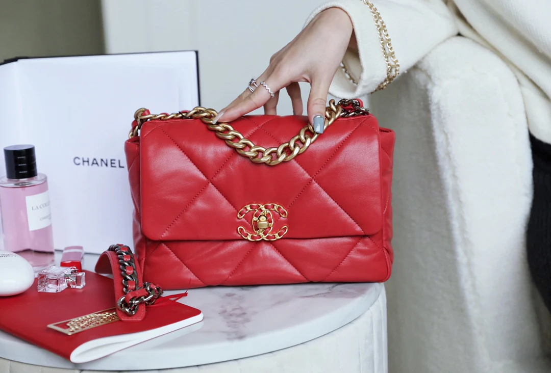 Сумка Chanel 19 - маленькая, красная.