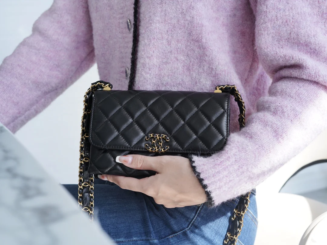 Коллекция Chanel осень/зима - 19 - Сумка ?Тофу? - Черная, широкий плечевой ремень, мятая кожа