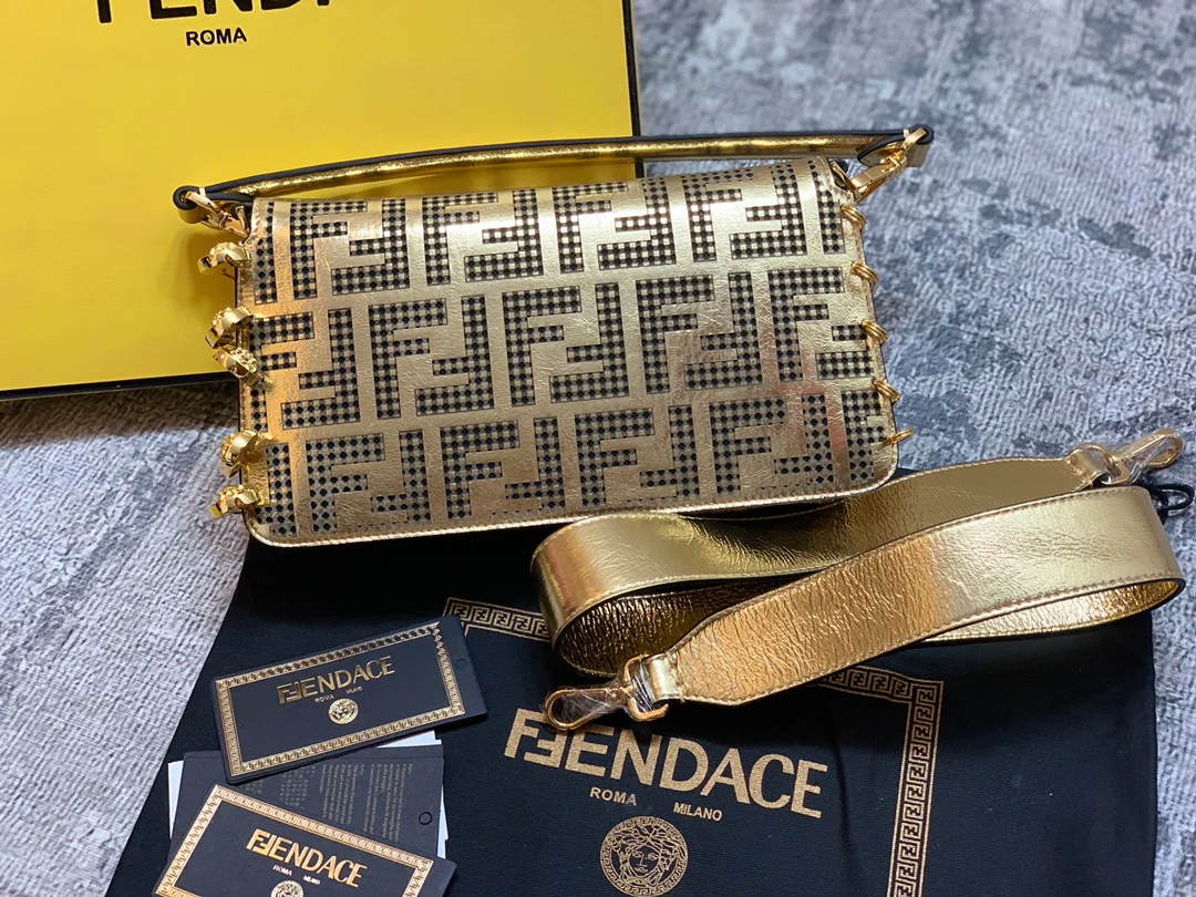 Сумка Fendi Baguette - результат сотрудничества дизайнеров.