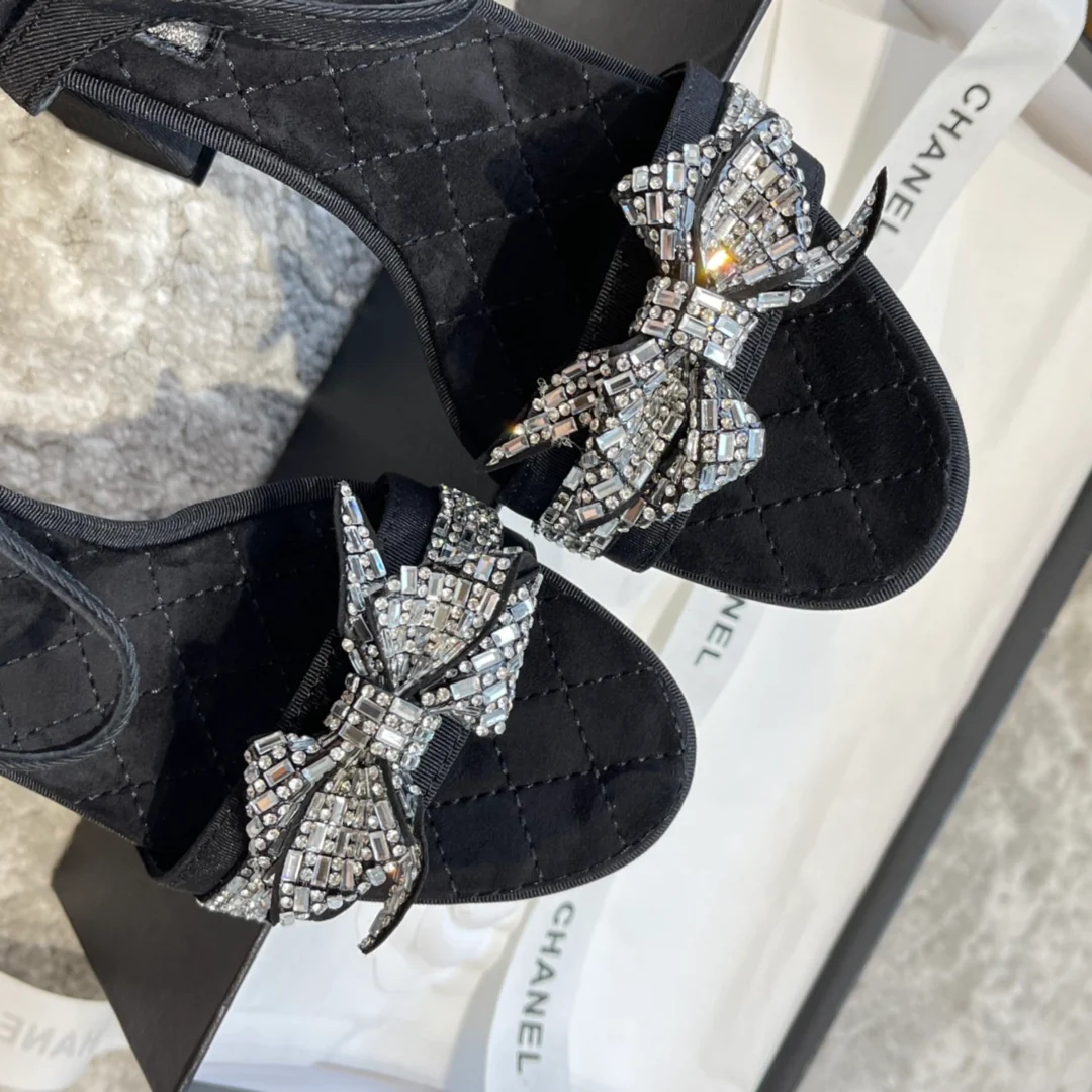 Новинка сезона весна/лето 2023 от Chanel - Босоножки на массивном каблуке с бантом из кристаллов и страз - высота 8-5 см - Черные