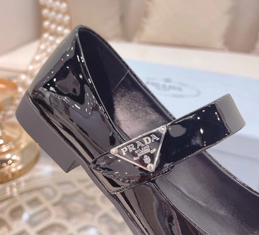 Новинка сезона весна/лето 2023 от Prada - Ретро-балетки с квадратными кольцами - Черные