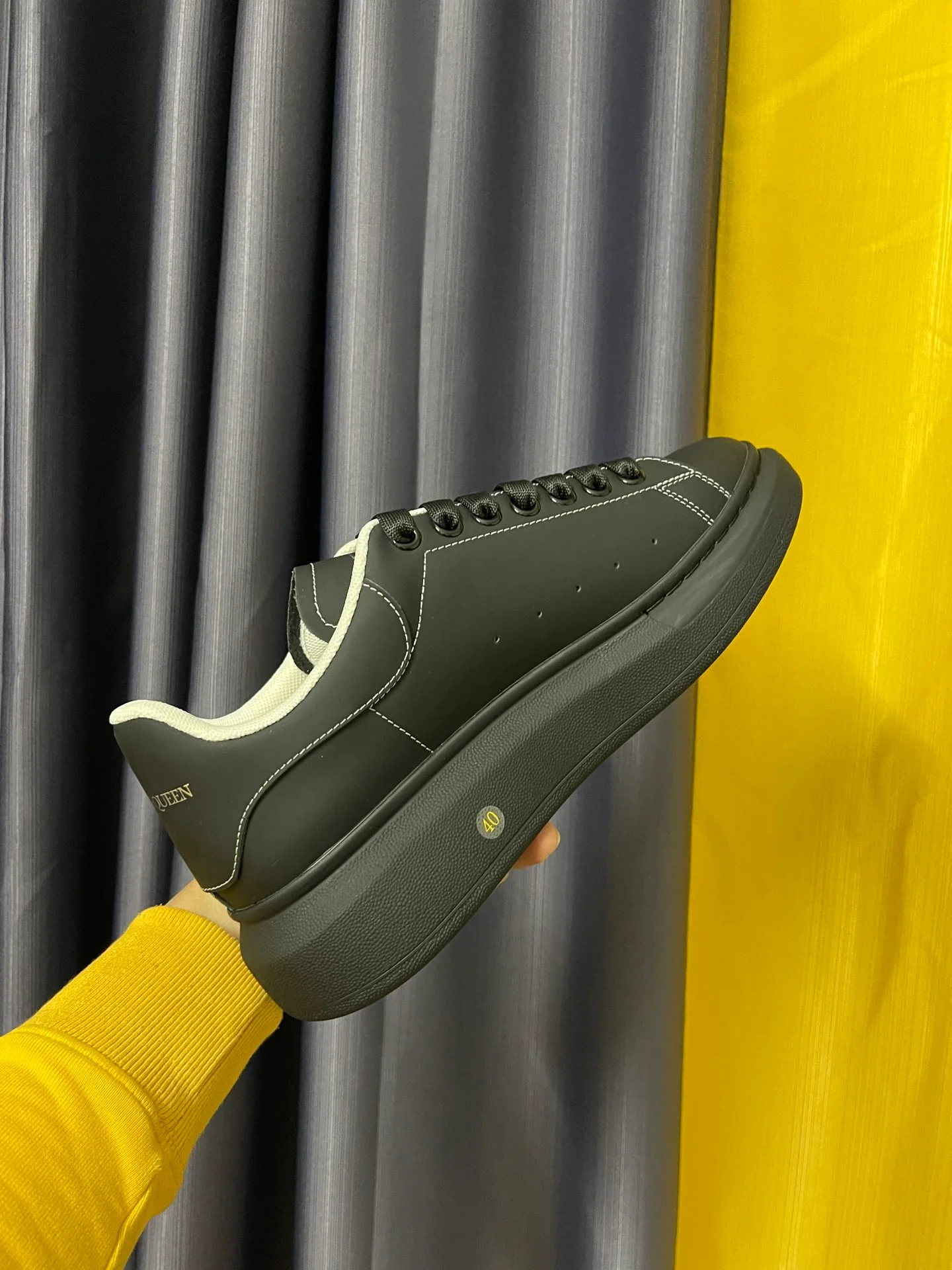 Классические белые кроссовки McQueen - унисекс - черные с белой строчкой - премиум-версия