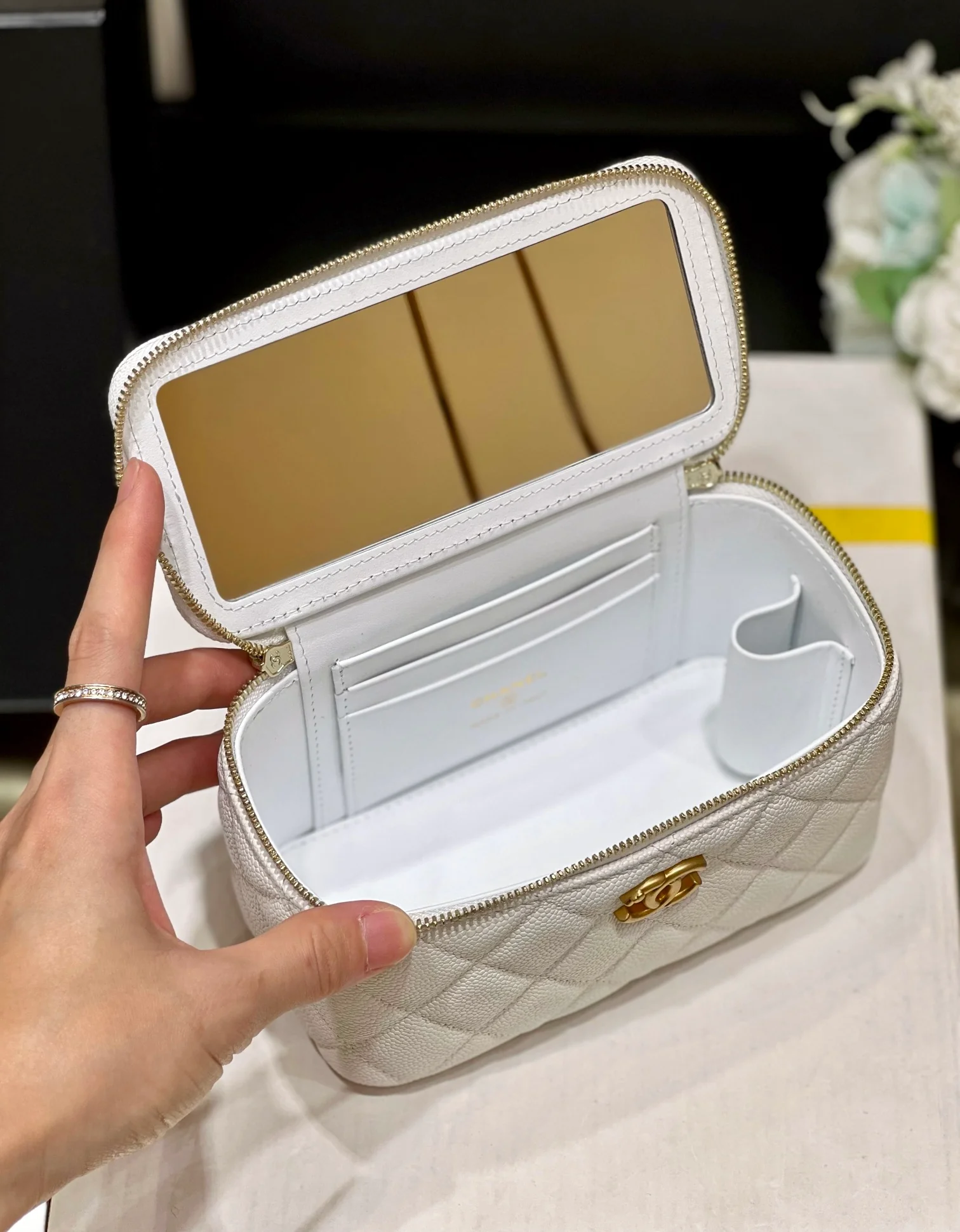 Новинка сезона весна/лето 2023 от Chanel - Длинная цепочка в форме шара - Белая