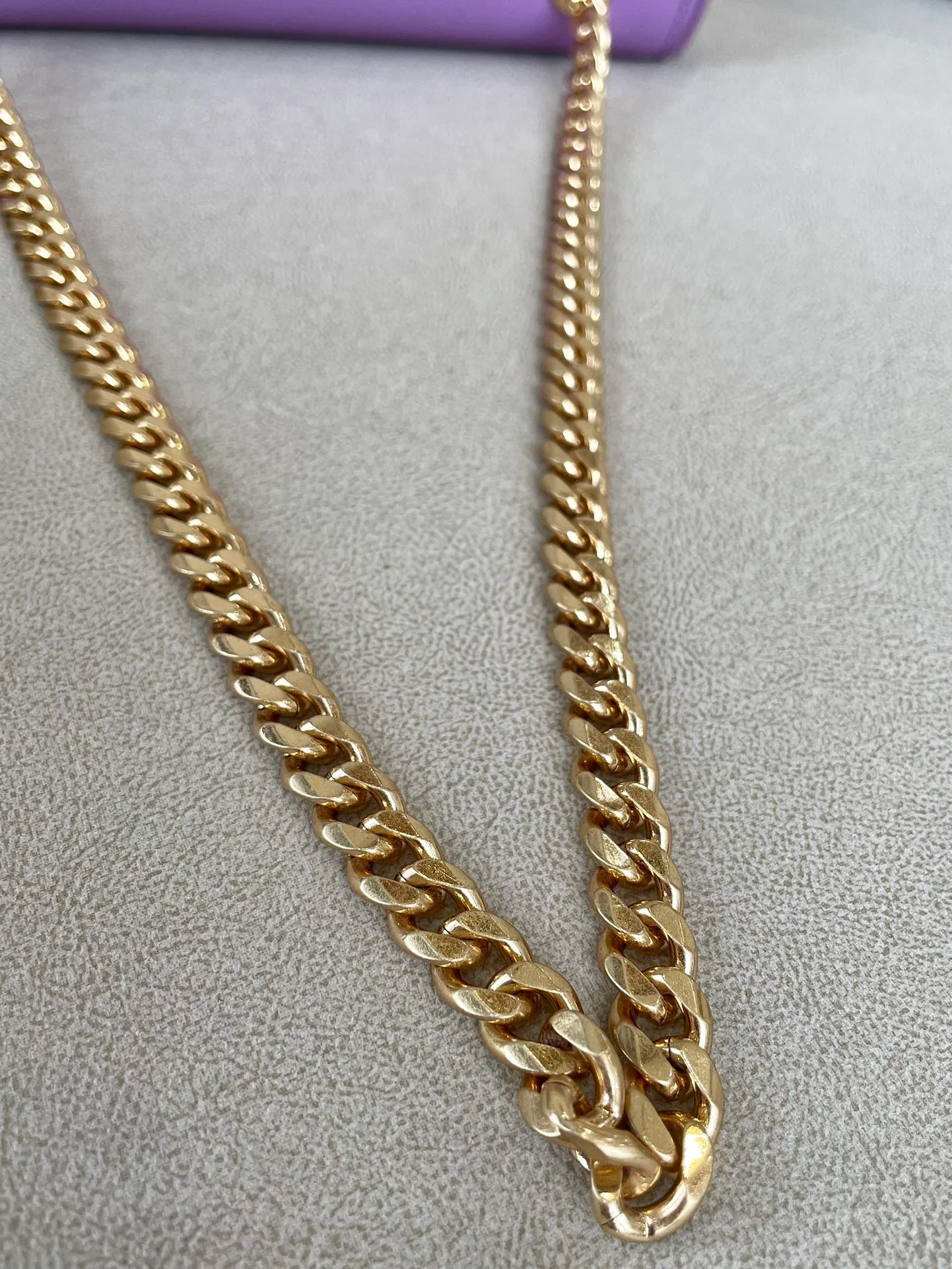 Сумка Celine Triomphe на плечо из глянцевой телячьей кожи с цепочкой — сиренево-фиолетовая.