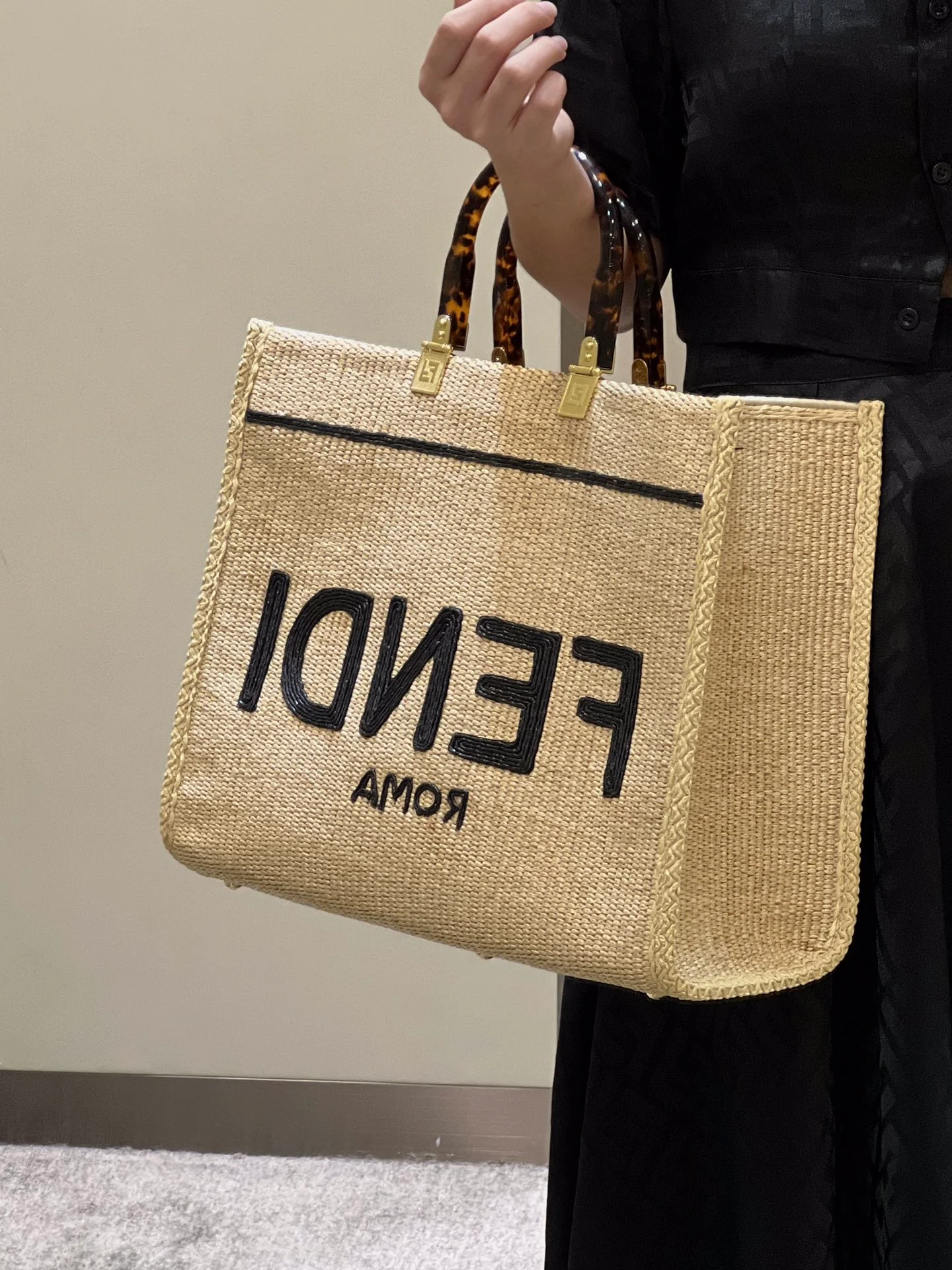 Сумка-шоппер Fendi Sunshine ручной работы из соломы