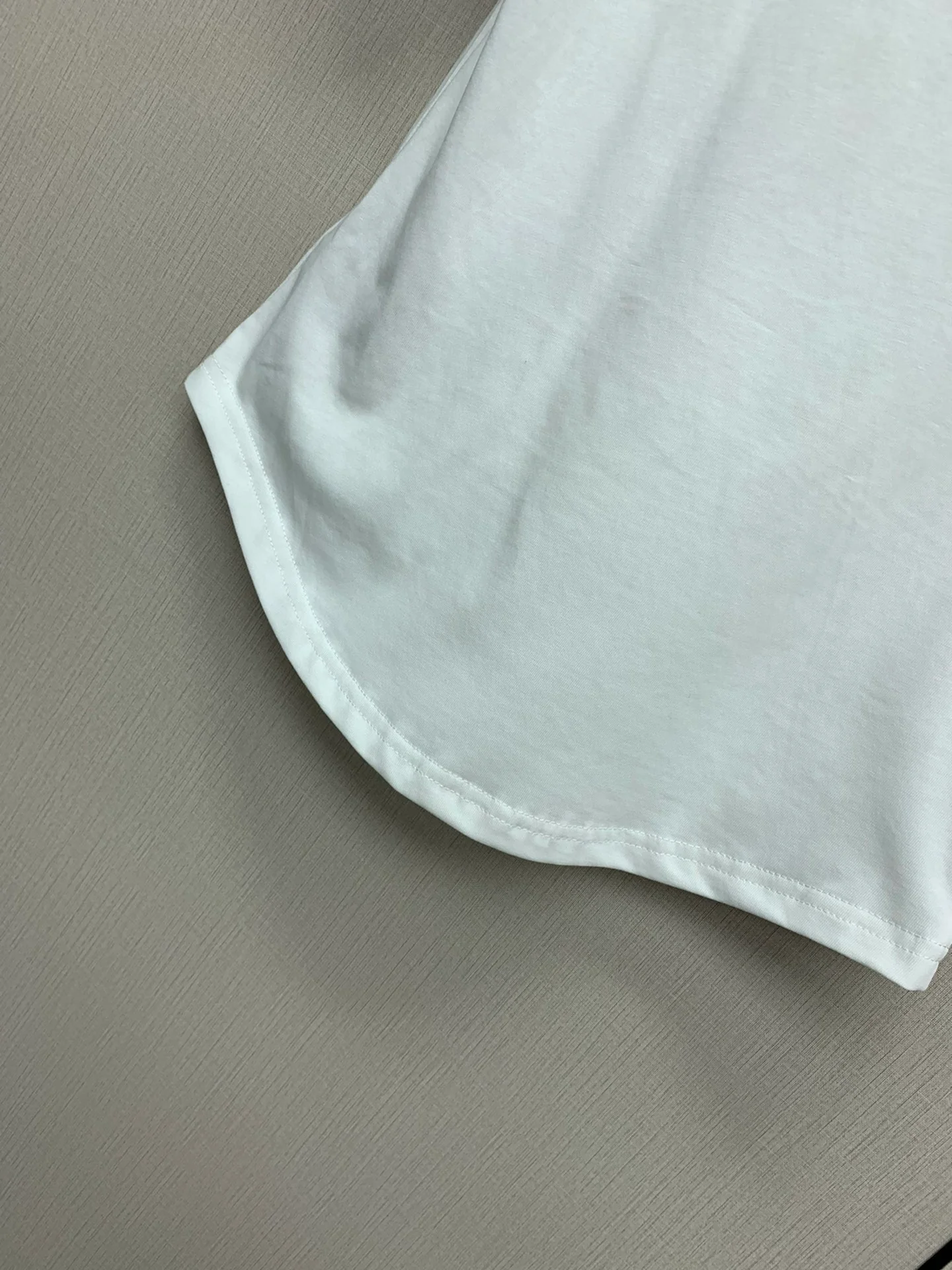 Футболка Burberry 2403-24 ?Ранняя весна? в классическую клетку с вышитой лошадью — белая.