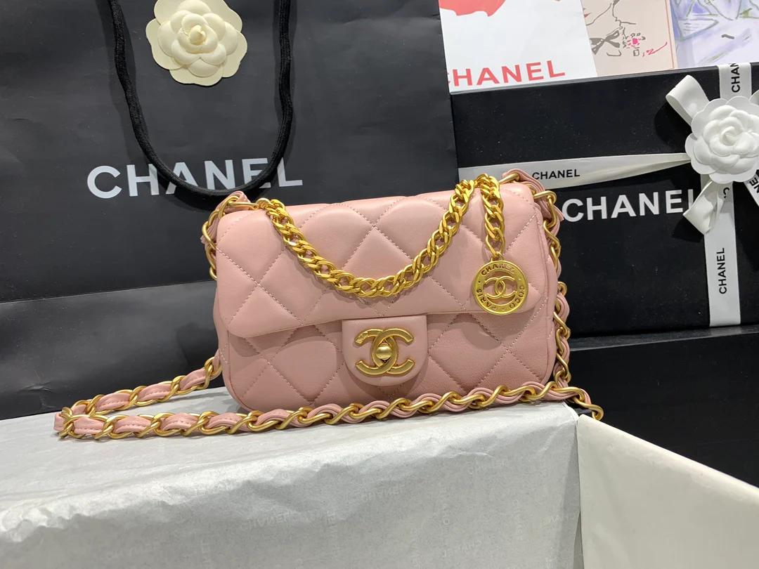 Новинка сезона весна/лето 2023 от Chanel - сумка Coin CF - розовая.