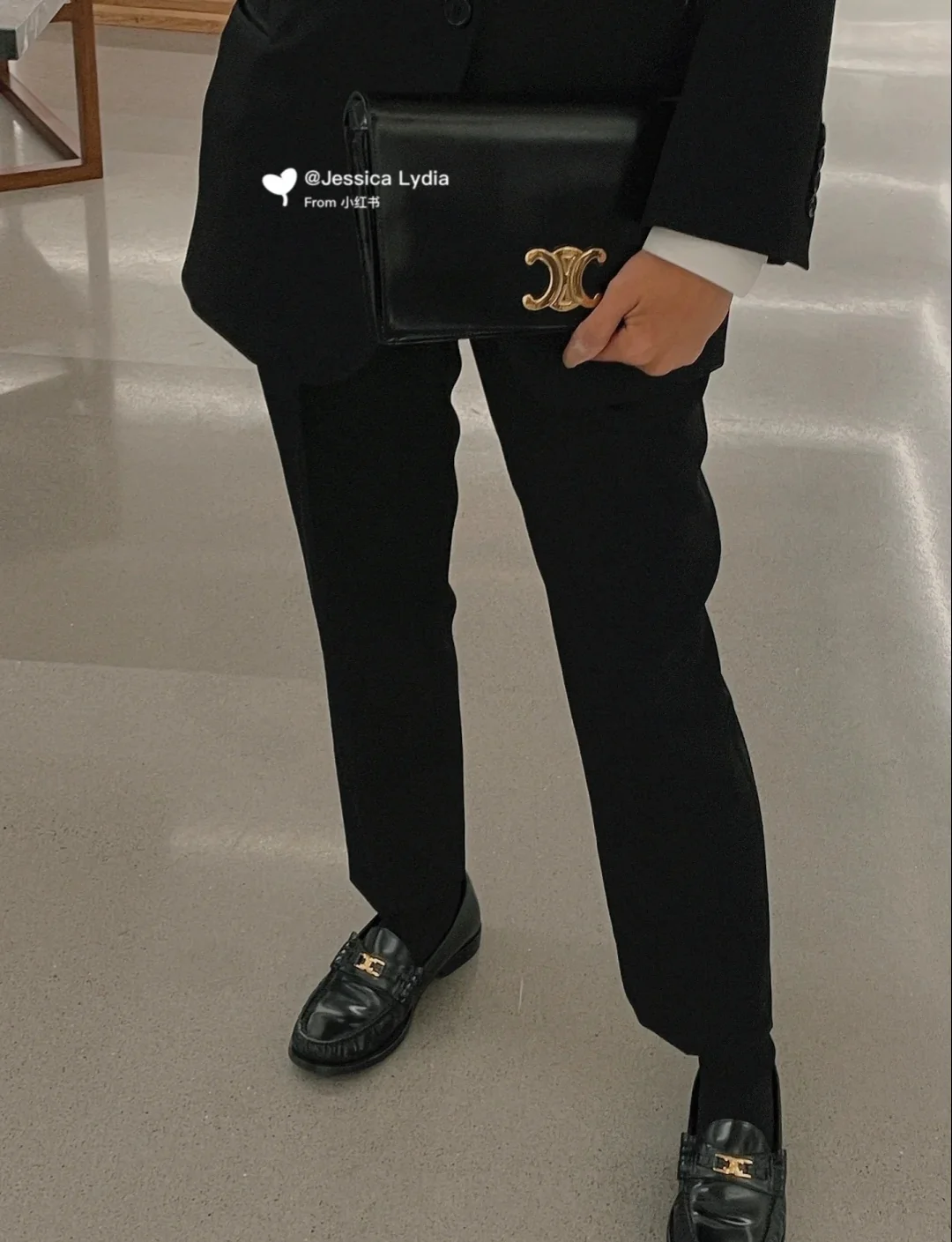 Сумка Celine Triomphe из глянцевой телячьей кожи с принтом под канвас — черная — на фото.