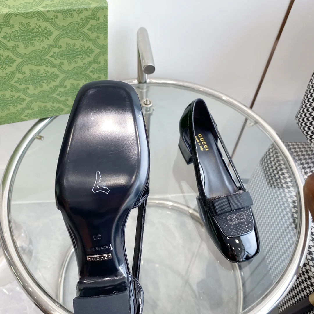 Новинка 2023 года от Gucci - балетки с ажурным квадратным носком и бантом.