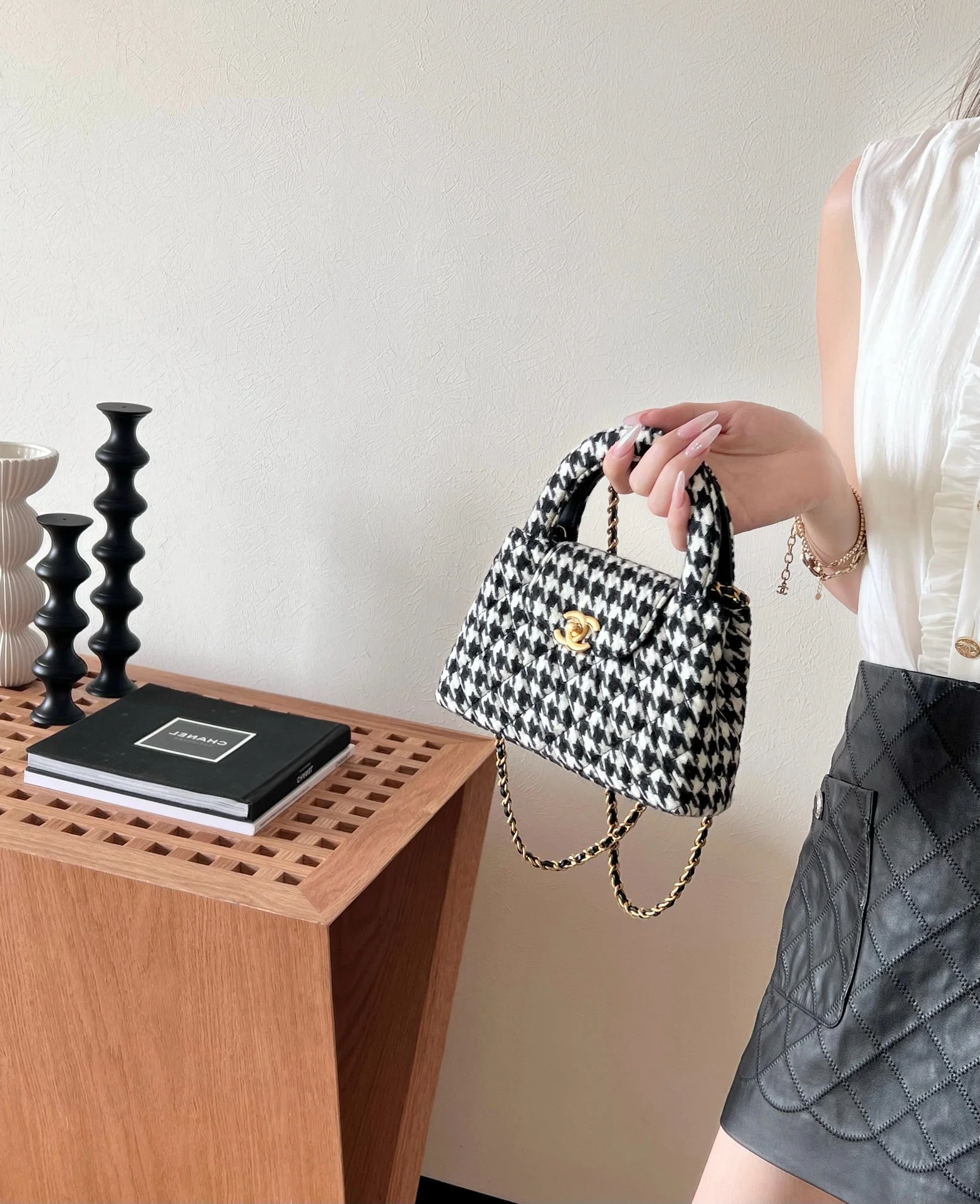 Сумка Chanel Kelly на цепочке с узором ?гусиная лапка?.