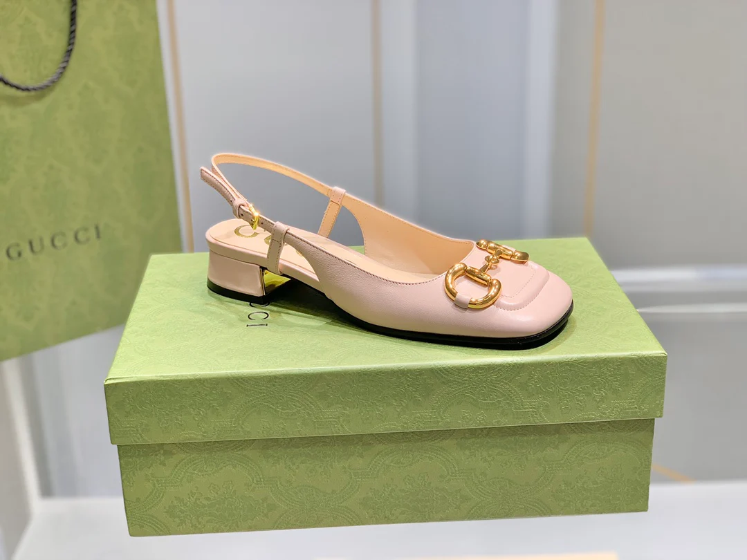 Весенняя коллекция Gucci 2021 — Невероятно милые сандалии на массивном каблуке с пряжкой в ??виде конской уздечки