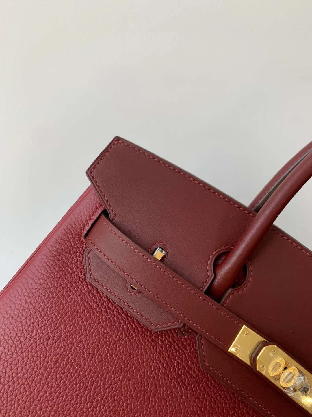 Сумка Hermes Birkin 30 Touch TC Sombrero Rougeh - Hermes Red с золотой пряжкой