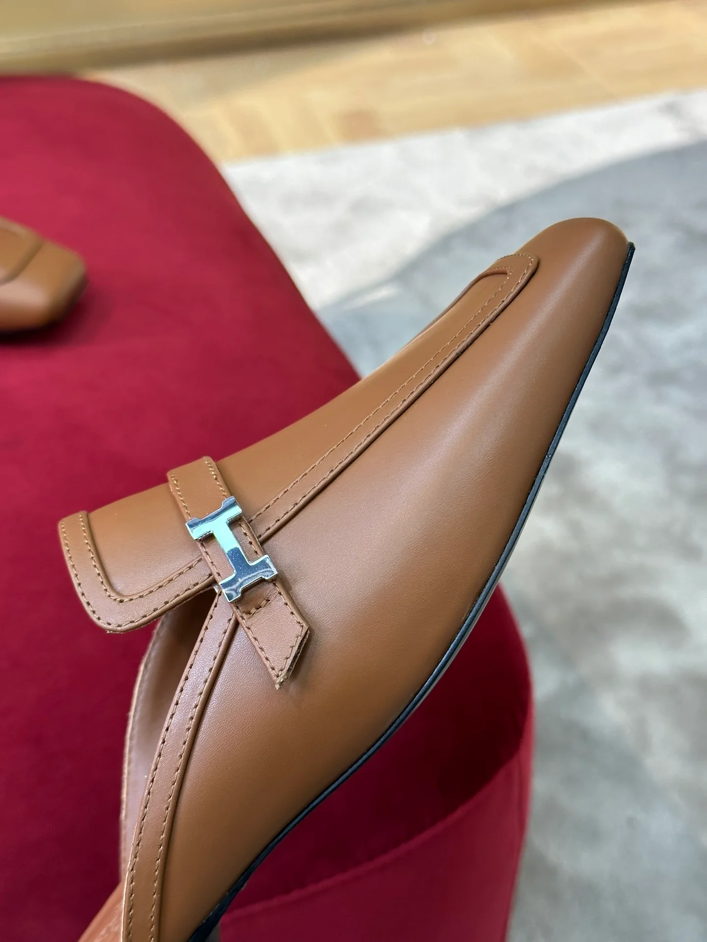 Новинка сезона весна/лето 2023 от Hermes - Кожаные тапочки с квадратным носком - Коричневые