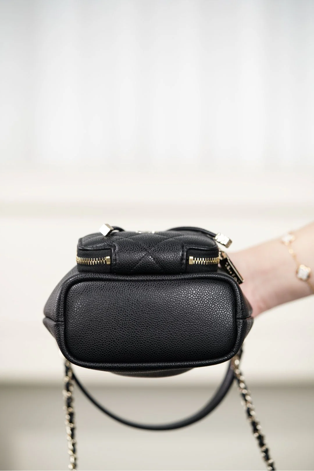 Миниатюрная черная сумка-ведро Chanel 25b с цепочкой и завязками.