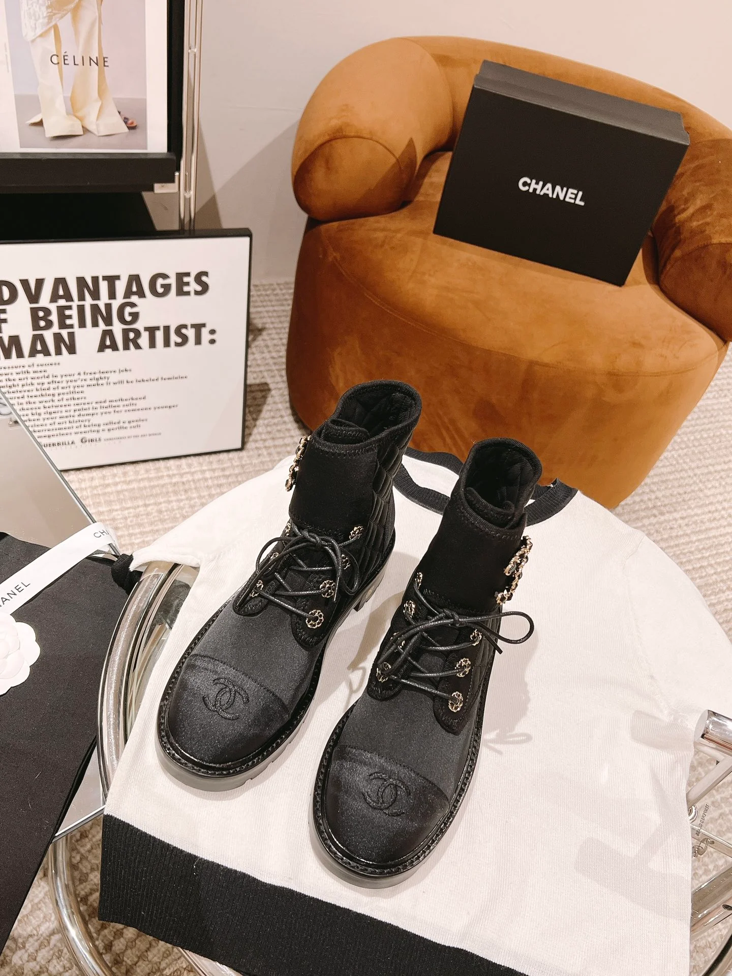 Мотоциклетные ботинки Chanel с цепочкой и стеганой подошвой - серые