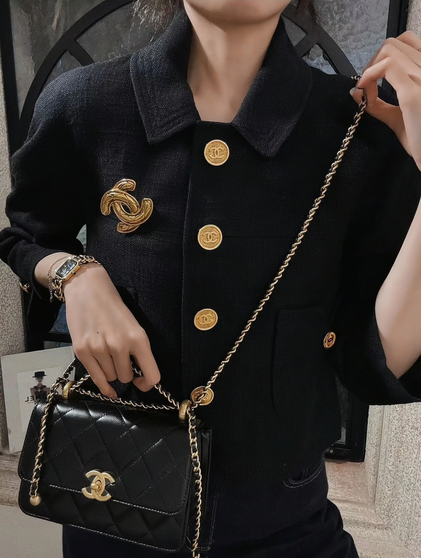 Маленькая черная сумка Chanel 24c с двойным золотым бисером и клапаном.