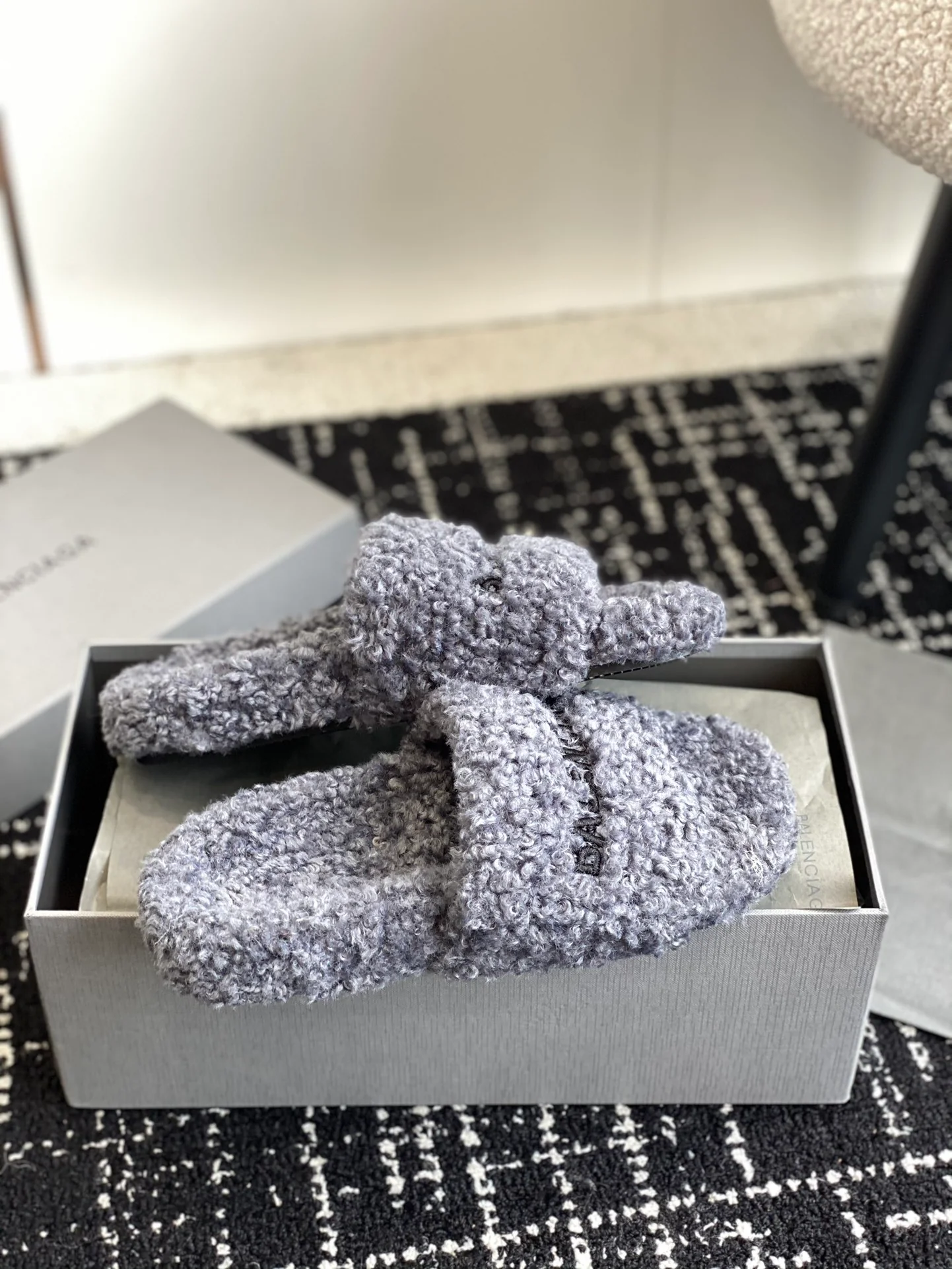 Новинка сезона осень/зима 2023 от Balenciaga - Меховые тапочки - Серые