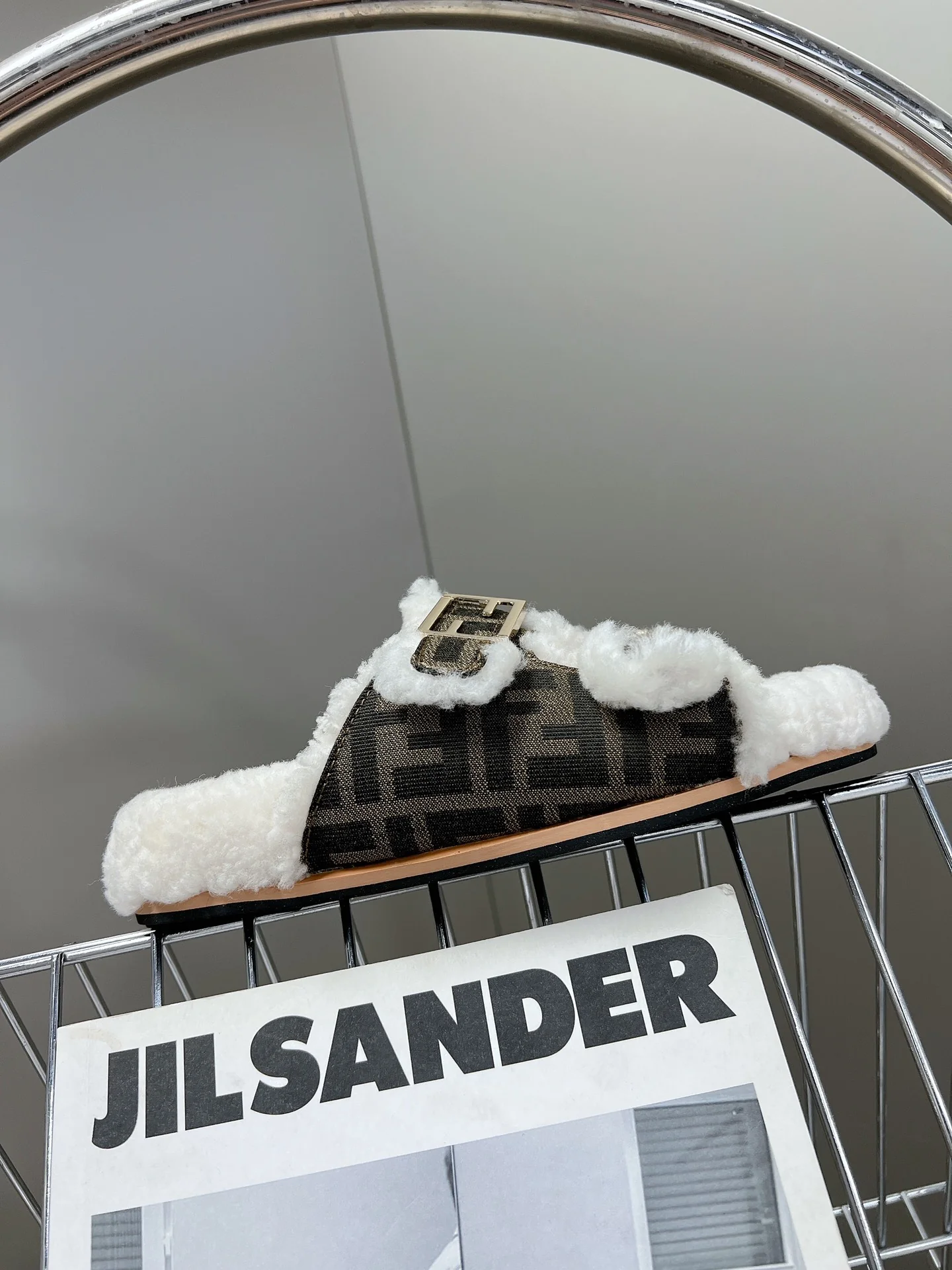 Fendi - Новинка сезона осень/зима 2022 - Меховые тапочки