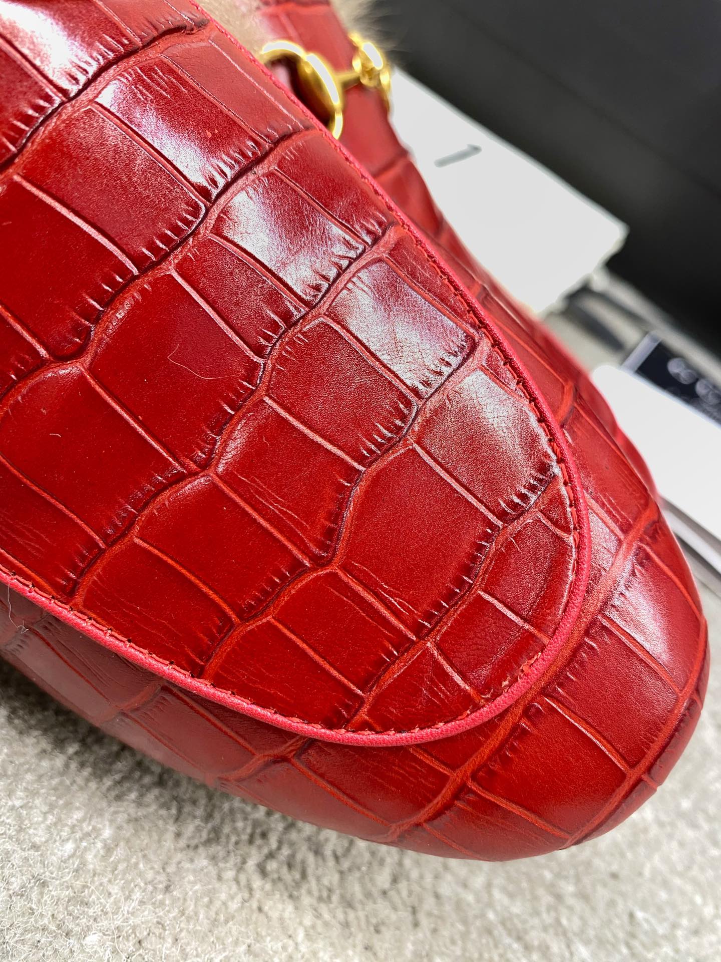 Бутик Gucci 2020 — Последний образ с подиума — Меховые тапочки — Красный с каменным узором