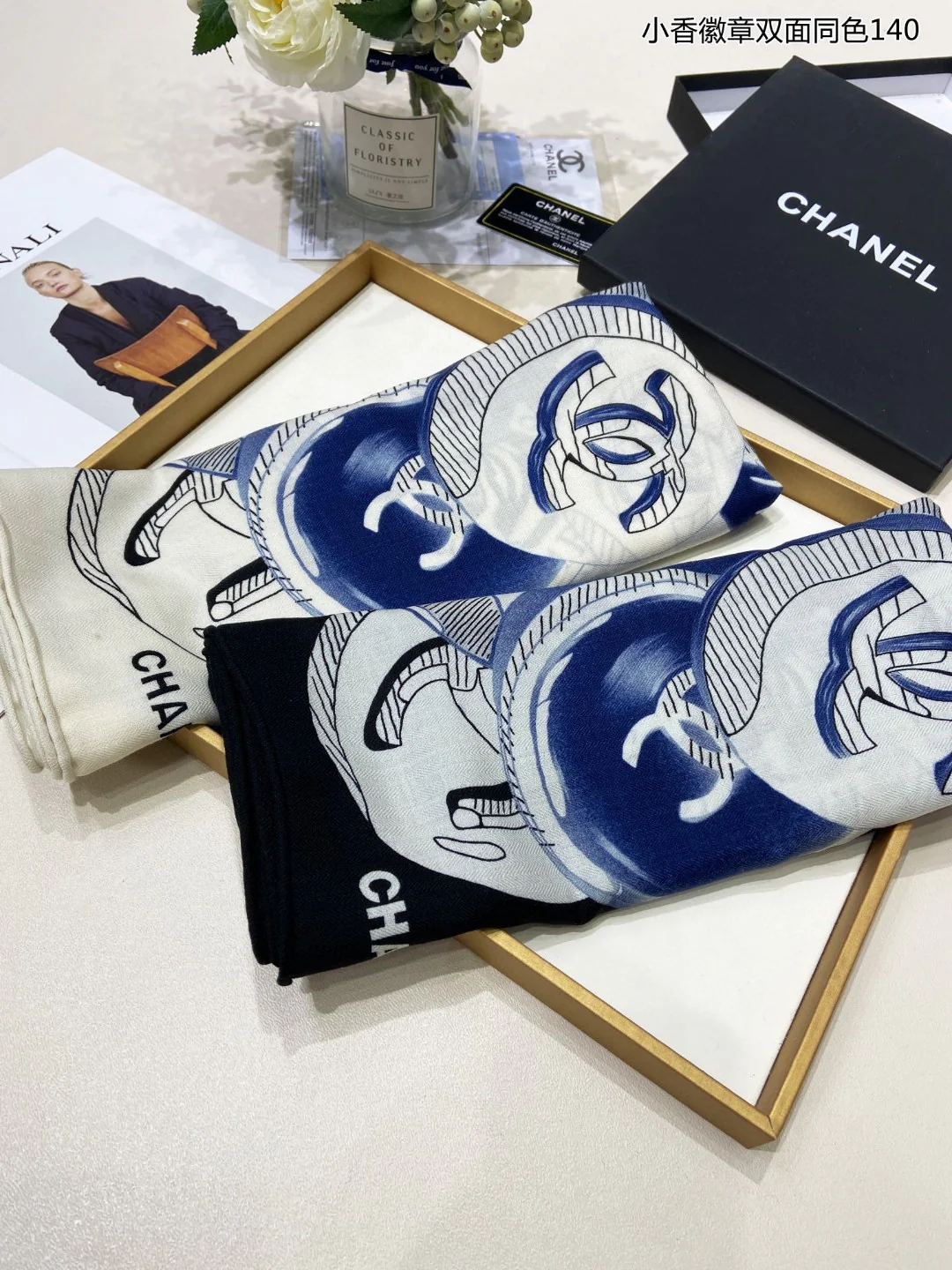 Платок Chanel 2024 с двусторонним значком в комплекте - 140-140