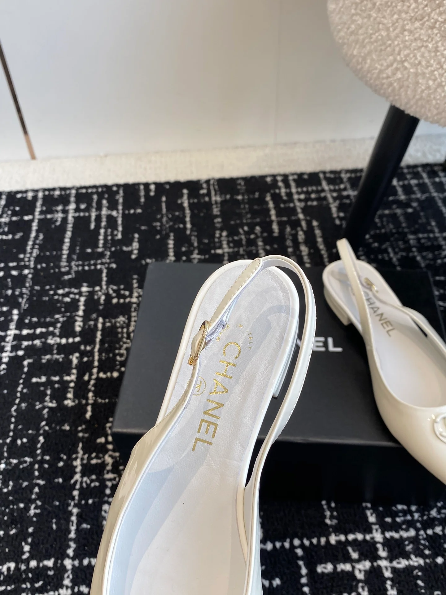 Сандалии Chanel 2025 с острым носком и открытой пяткой - белые